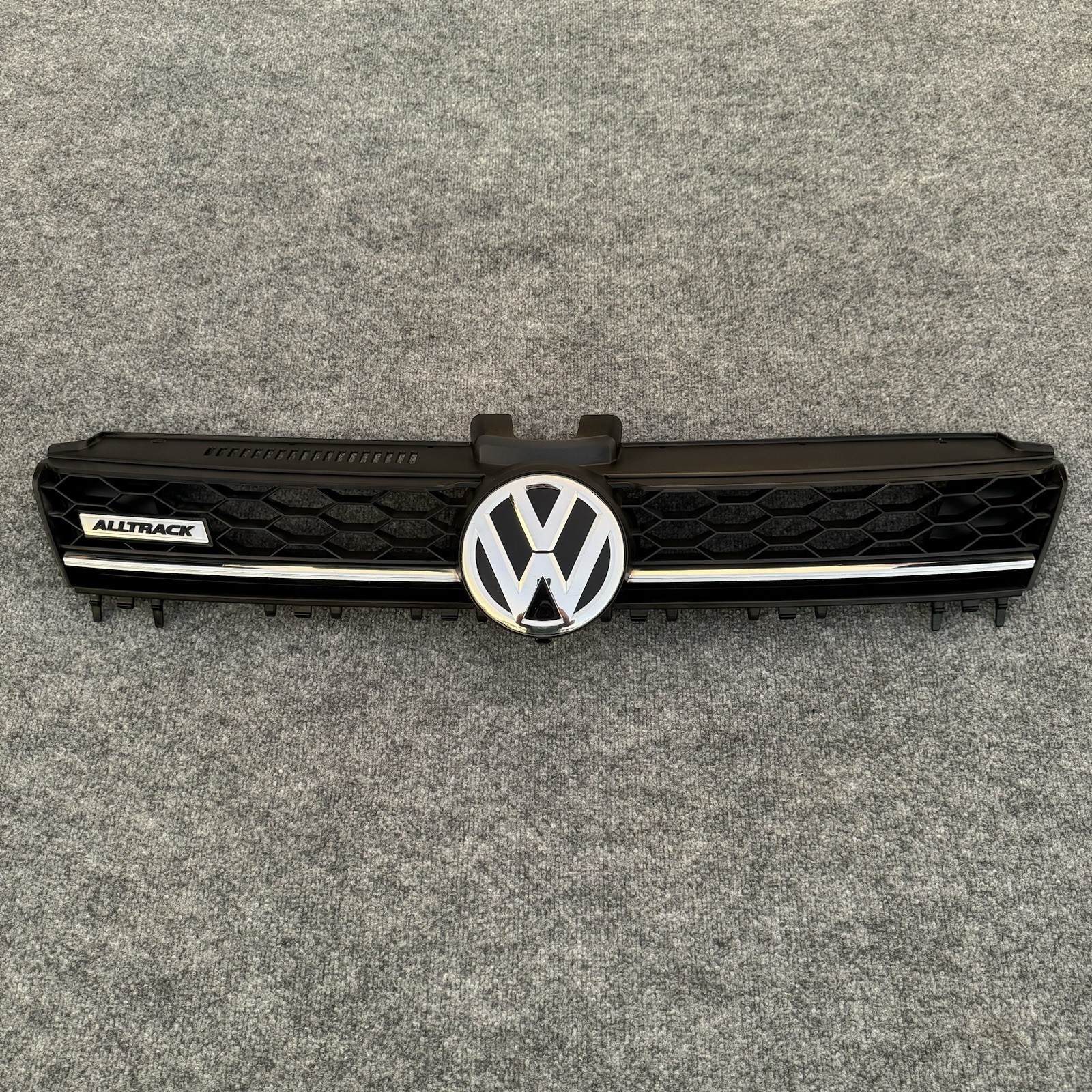 2015-2017 VOLKSWAGEN GOLF ALLTRACK FRONT UPPER GRILLE 5GM 853 653 E OEM
