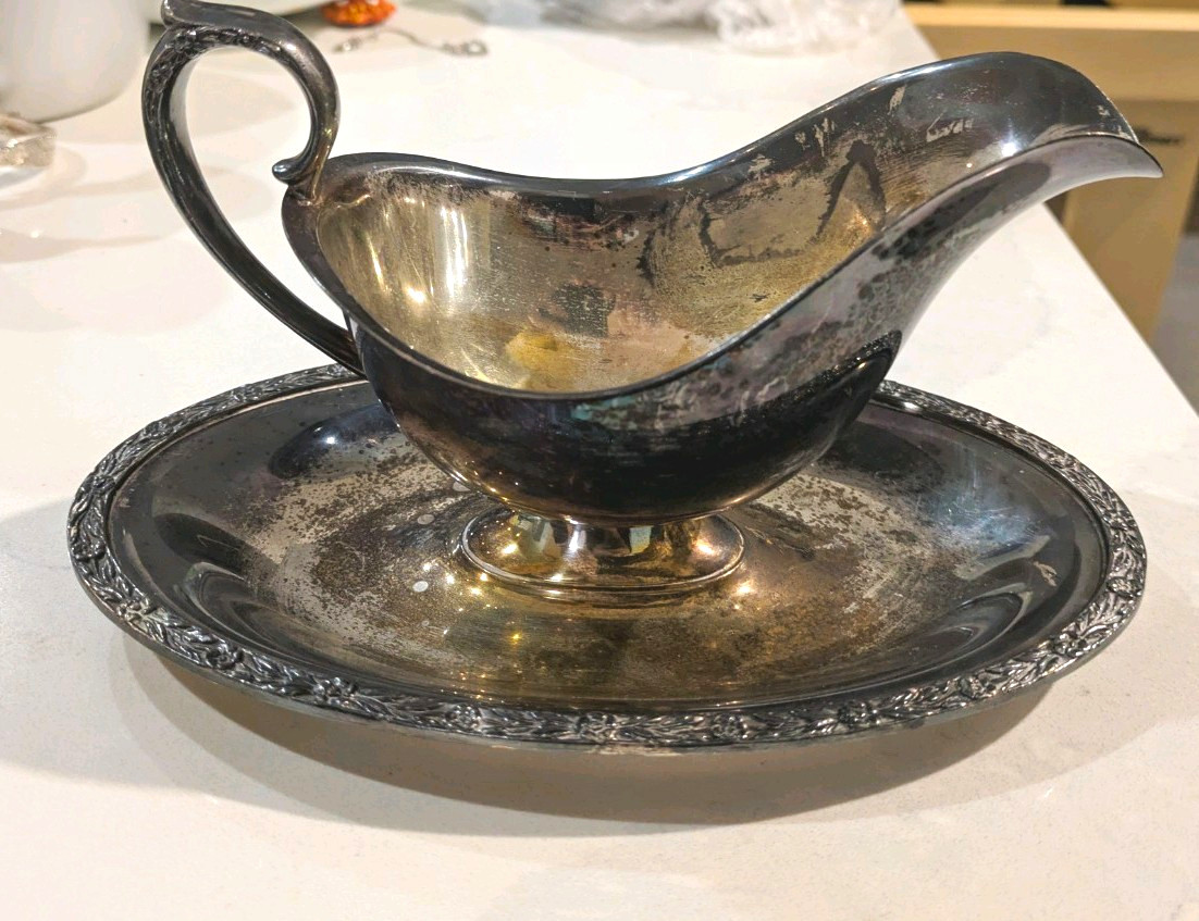 Wm Rogers & Son Primrose Silverplate Gravy Boat with Underplate Wm Rogers & Son Primrose Silverplate Gravy Boat with Underplate