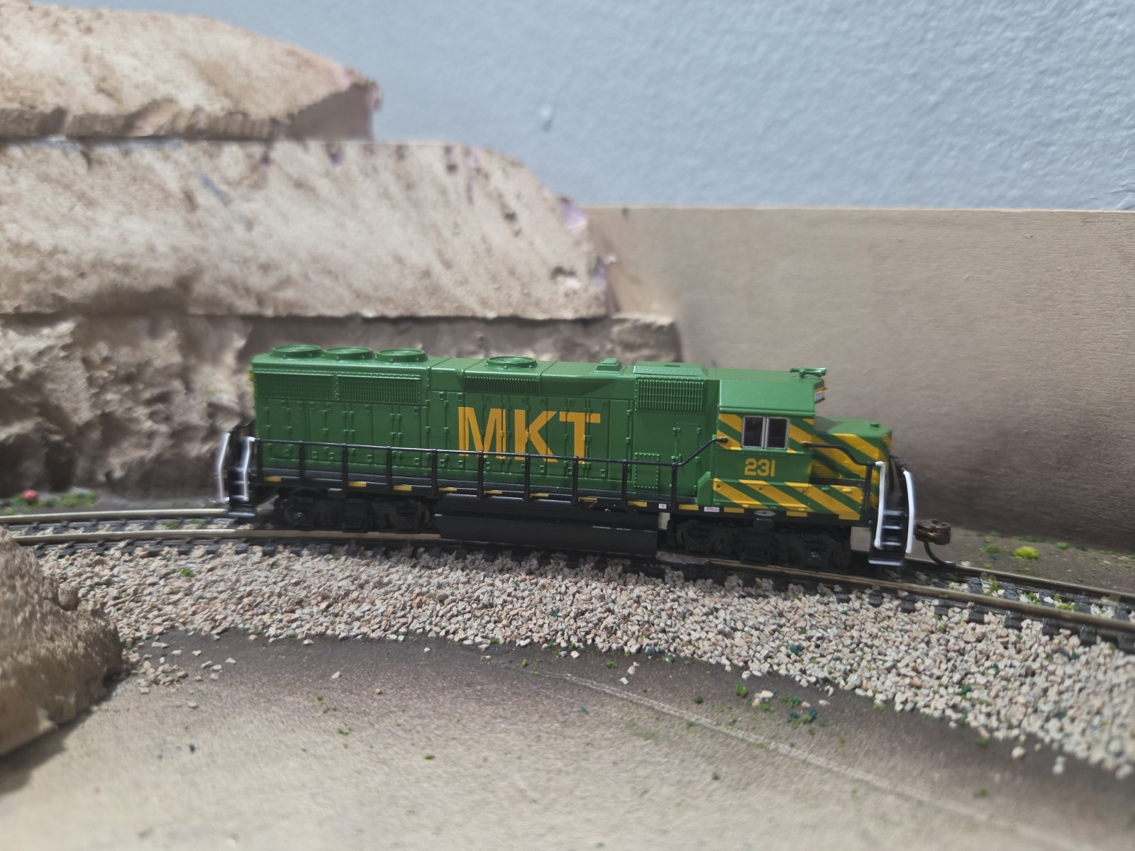 BACHMAN N SCALE EMD GP40 W/LIGHTS MKT #231 LOCOMOTIVE ITEM# 63570 TESTED BACHMAN N SCALE EMD GP40 W/LIGHTS MKT #231 LOCOMOTIVE ITEM# 63570 TESTED
