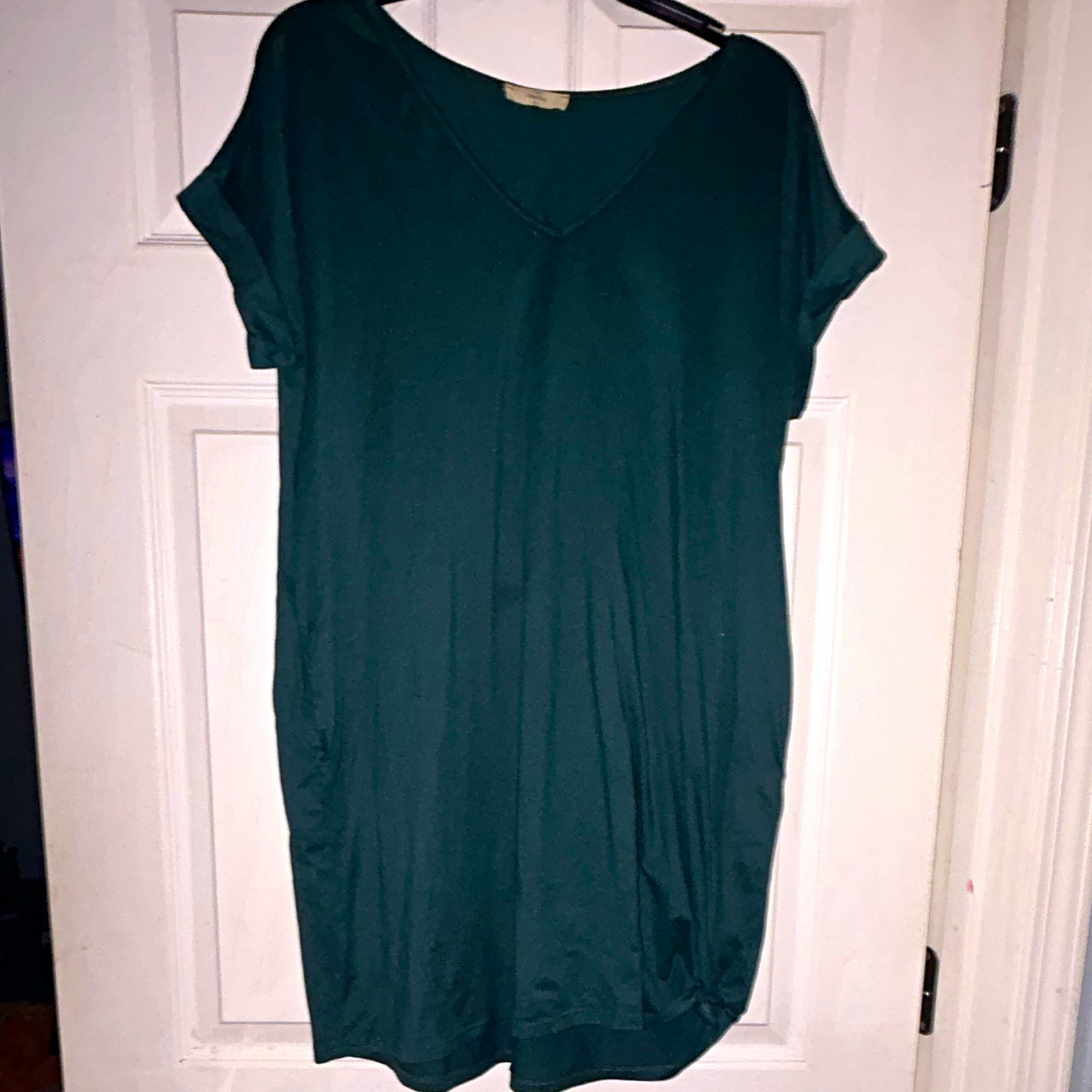 Entro Women\'s M Green Solid V-Neck Short Sleeve T-Shirt Dress Knee Length Entro Women\'s M Green Solid V-Neck Short Sleeve T-Shirt Dress Knee Length