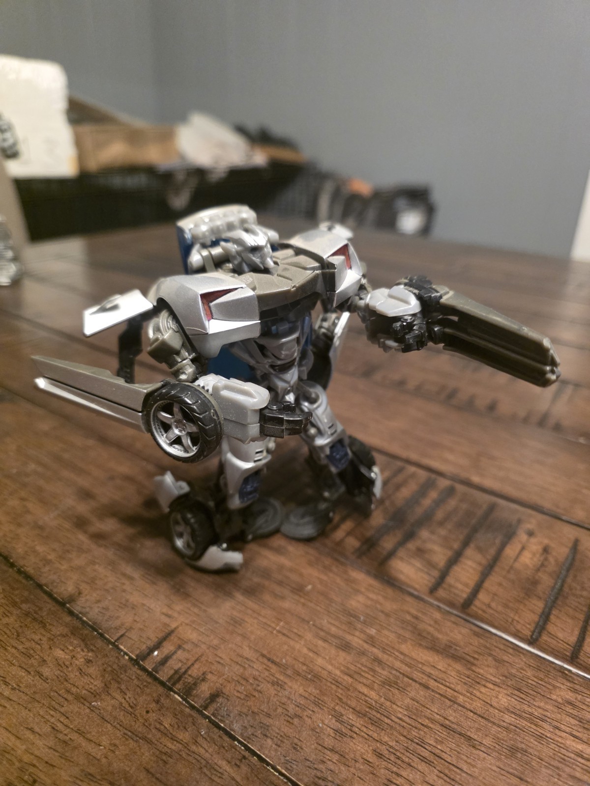 2009 Transformers Revenge of the Fallen Sideswipe Deluxe Class 