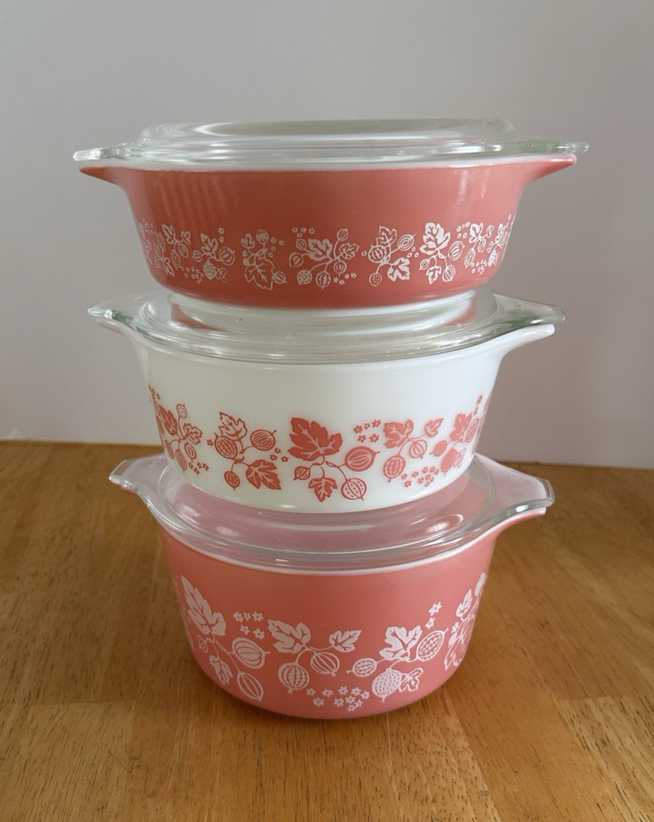 Vintage Pink Gooseberry PYREX  #471  #472 & #473 with lids Excellent condition