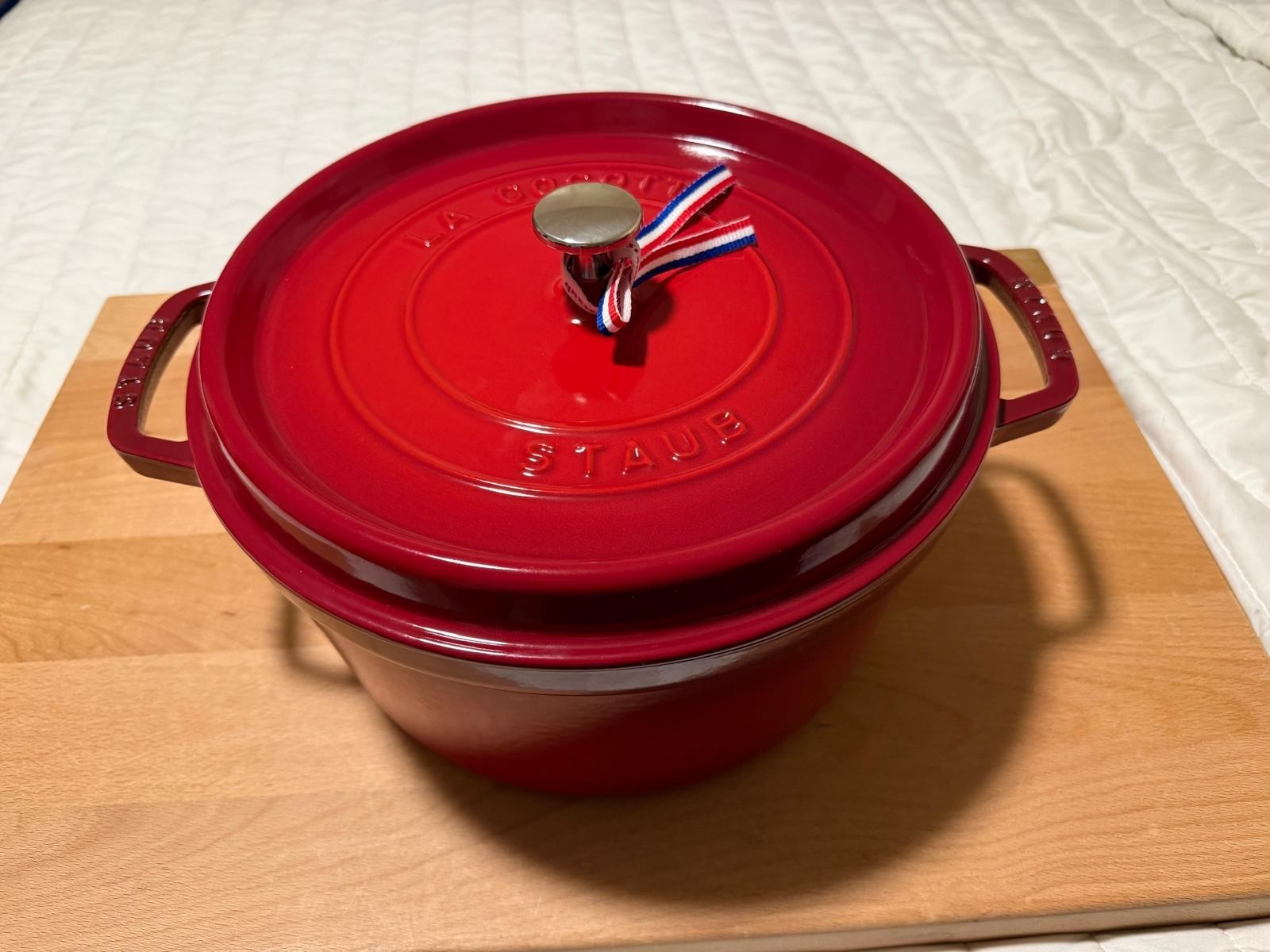 STAUD Cast Iron 7 qt, Round, Dutch Oven, Cranberry. STAUD Cast Iron 7 qt, Round, Dutch Oven, Cranberry.