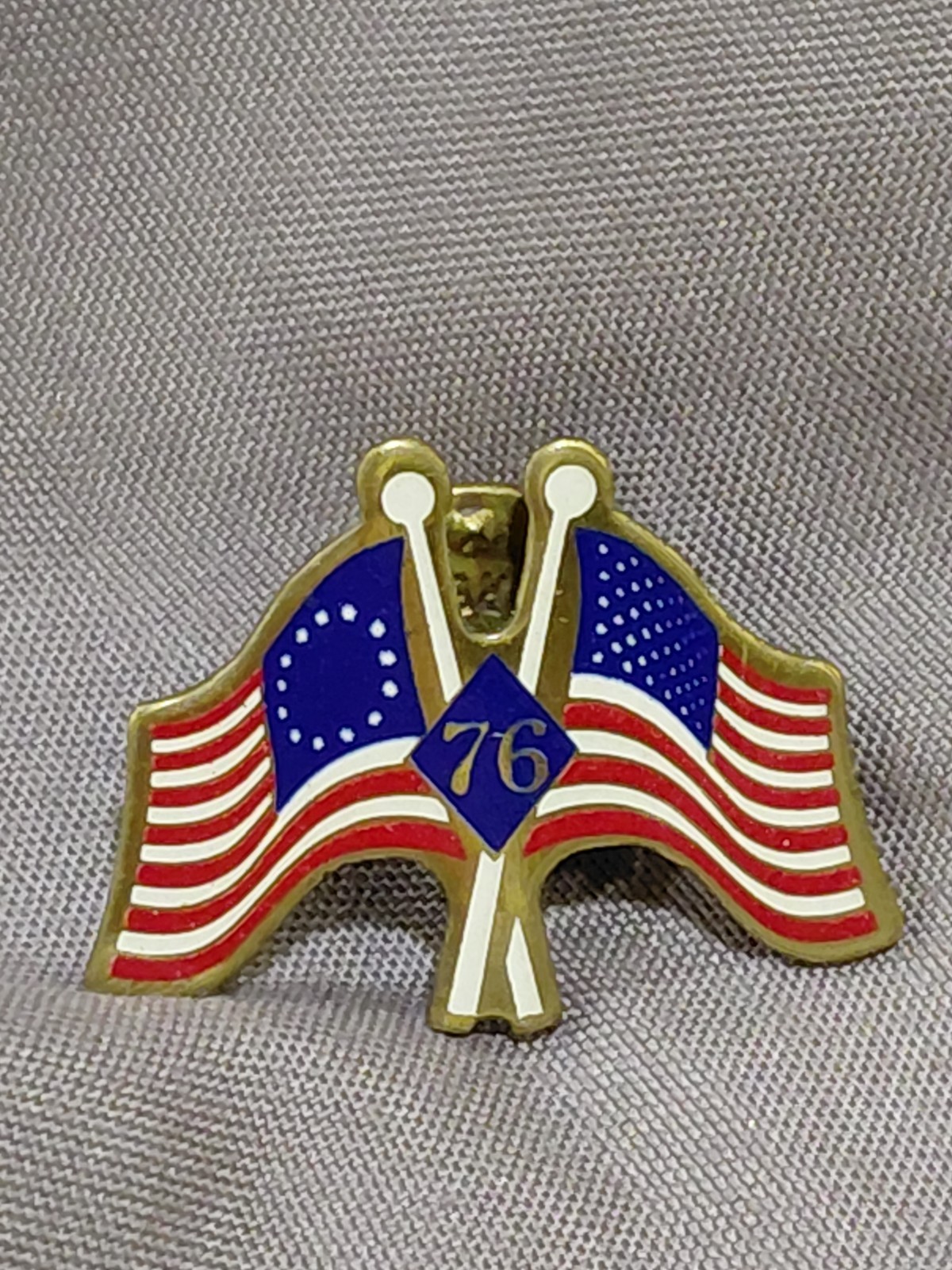 Vintage 1976 US Bicentennial Crossed Flags Lapel Pin