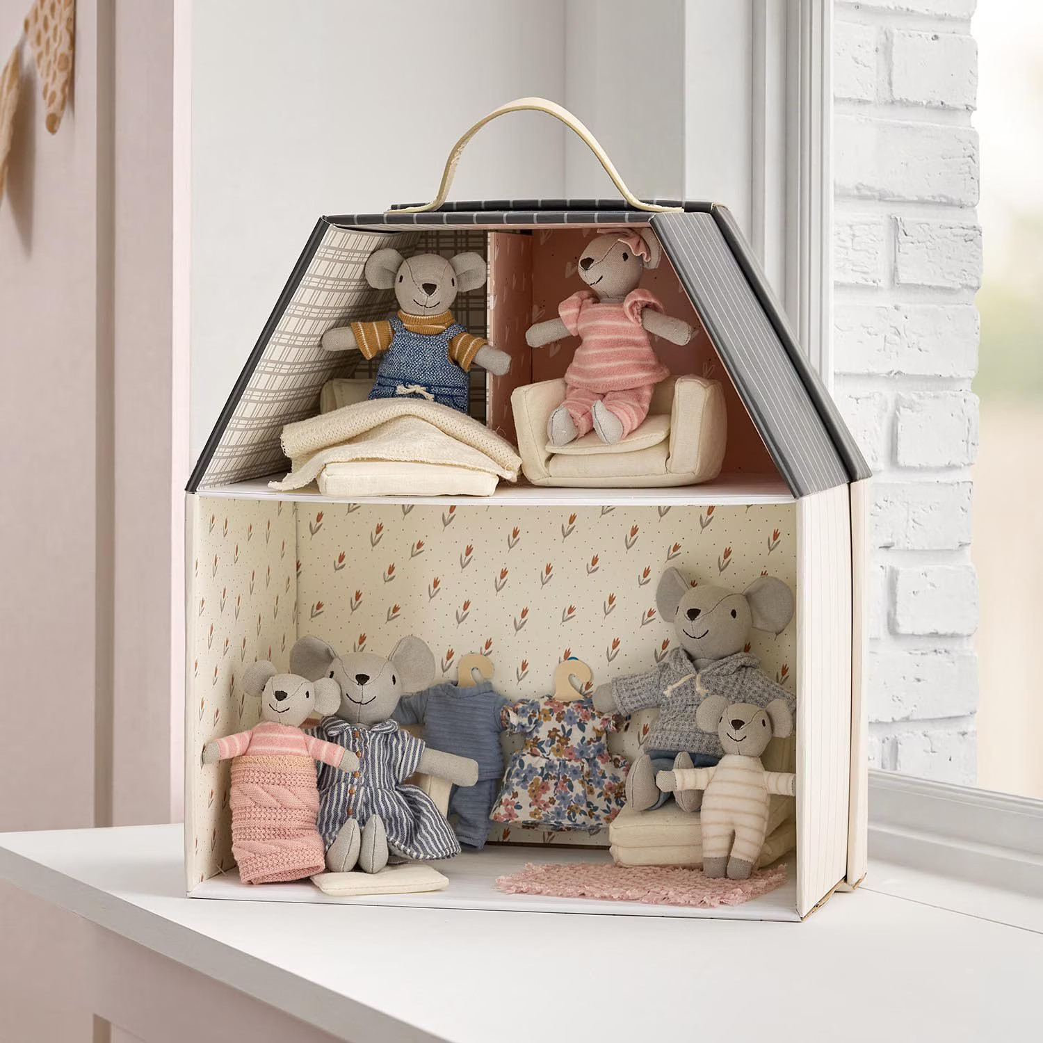 Member's Mark Tiny Plush Mouse Family House Playset Dollhouse Accessories 3+