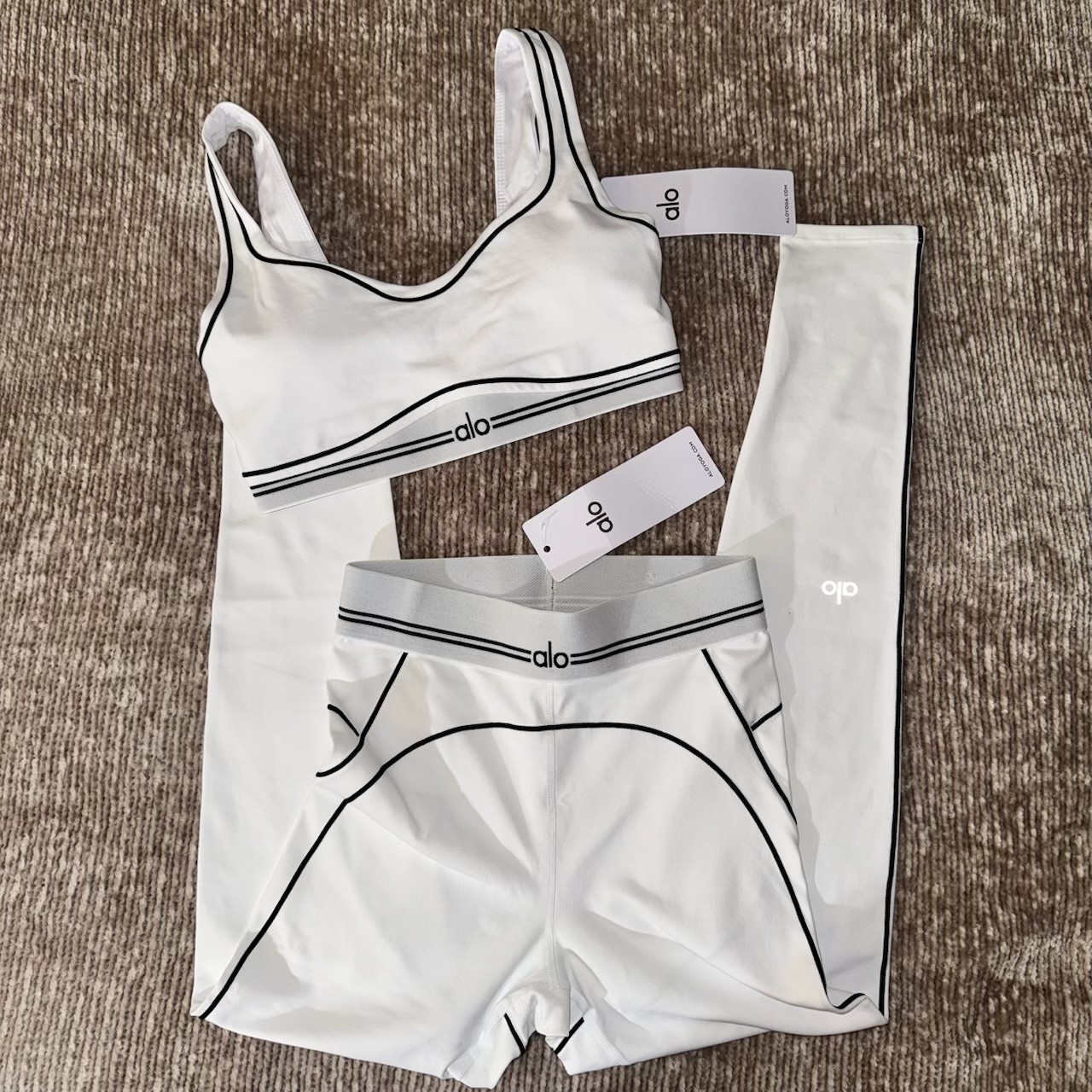 NWT Alo Yoga Contrast Piping Matching Set (Sports Bra + Leggings) NWT Alo Yoga Contrast Piping Matching Set (Sports Bra + Leggings)