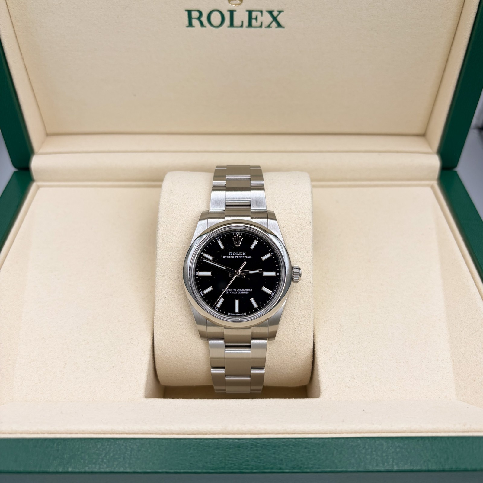 Rolex Oyster Perpetual 34mm 124200 *UNWORN* 2026 - Complete Set Rolex Oyster Perpetual 34mm 124200 *UNWORN* 2026 - Complete Set