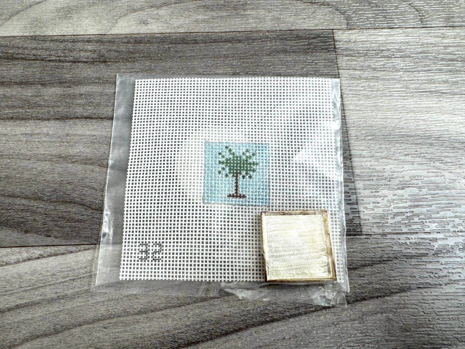 POINT 2 POINTE PALM TREE NEEDLEPOINT CANVAS MAGNET KIT CROSS STITCH PIN BROOCH