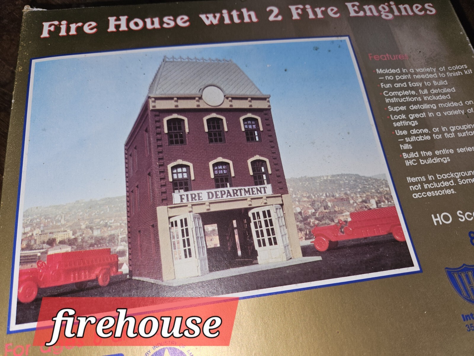 ICH, 2 FIRETRUCK FIRESTATION NEW UNASSEMBLED HO SCALE KIT