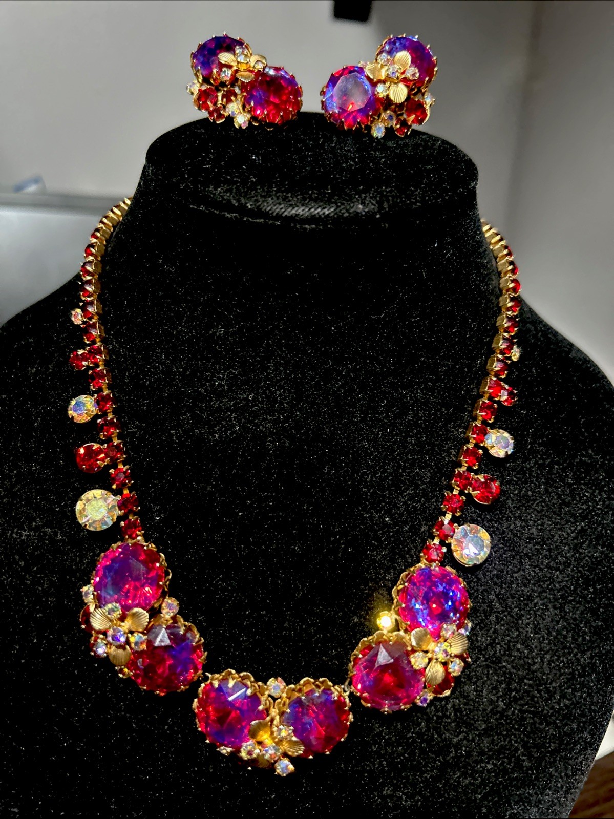 Vtg  Stunning UnSigned REGENCY Iridescent Red Glass Stones AB Demi Parure Set