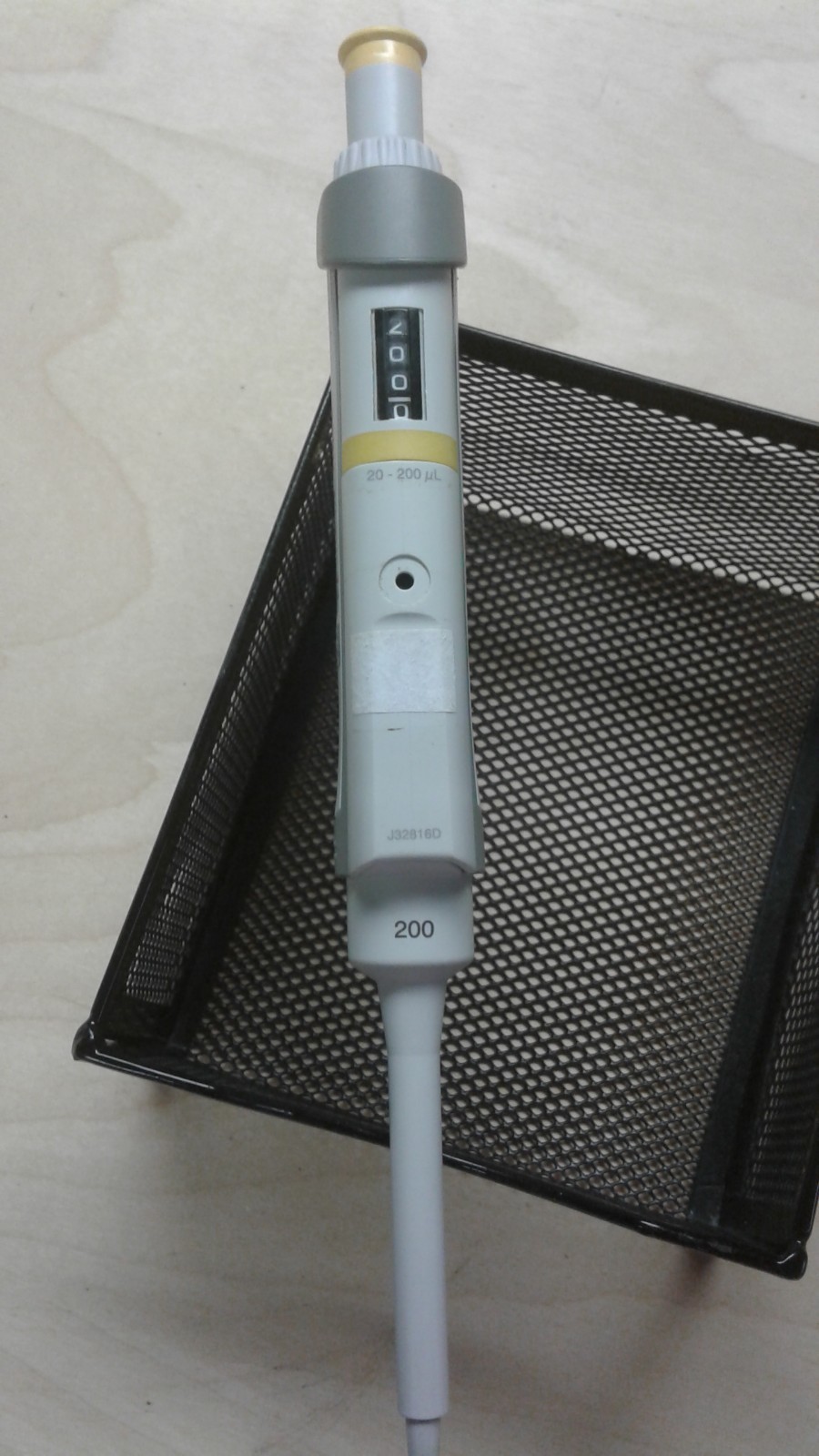 EPPENDORF RESEARCH PLUS ADJUSTABLE PIPETTOR  20ul-200ul