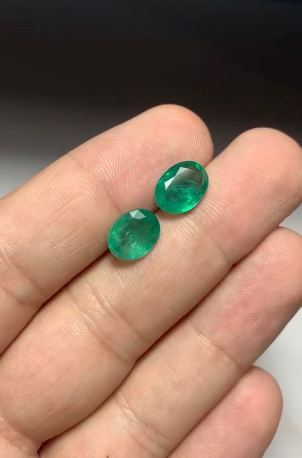 Natural Zambian Emerald Gemstone: 5.59 Ct Oval Cut Vivid Green for Ring/Jewelry