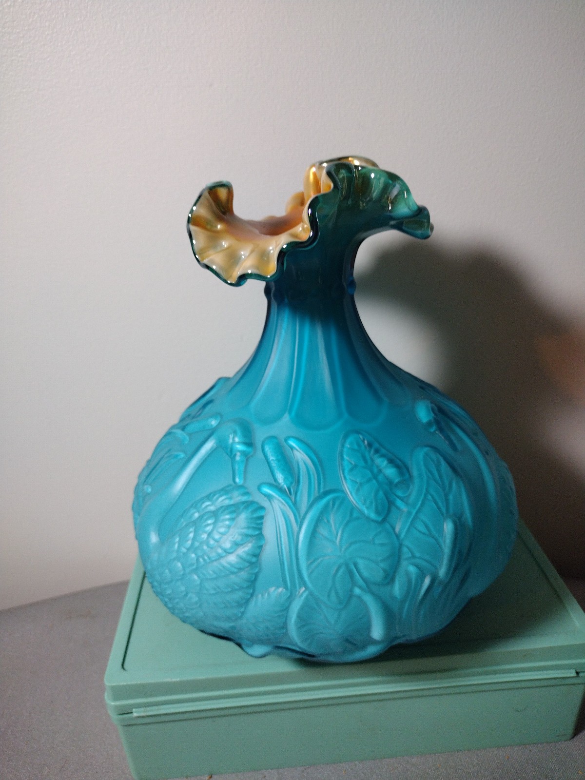 1984 FENTON CONNOISSEUR COLLECTION SWAN POND SATIN AZURE VASE IN BOX