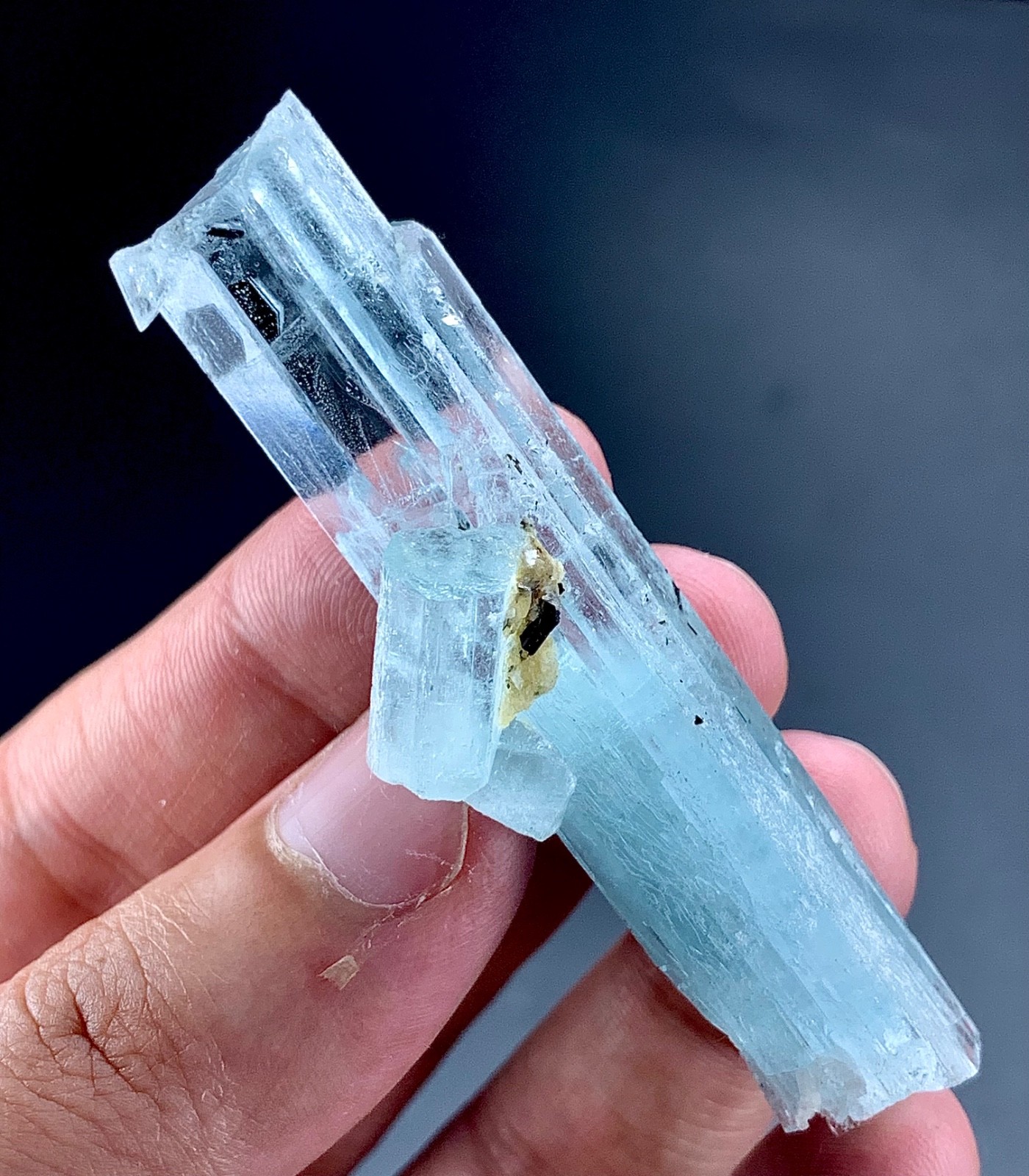 110 Carat Raw Natural Aquamarine Crystal specimen from Skardu, Pakistan 110 Carat Raw Natural Aquamarine Crystal specimen from Skardu, Pakistan