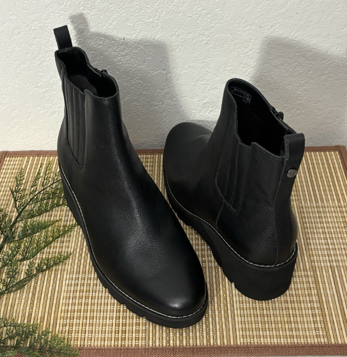 VIONIC Woman ARIA Ankle Boot Size: 8.5 VIONIC Woman ARIA Ankle Boot Size: 8.5