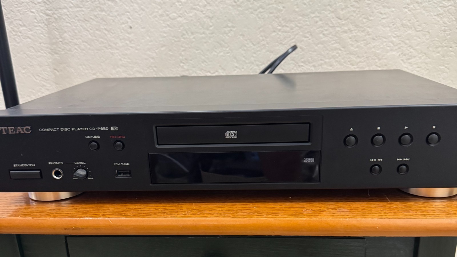 Teac CD-P50 CD Player w/USB & iPod Digital Interface w/Controller Teac CD-P50 CD Player w/USB & iPod Digital Interface w/Controller
