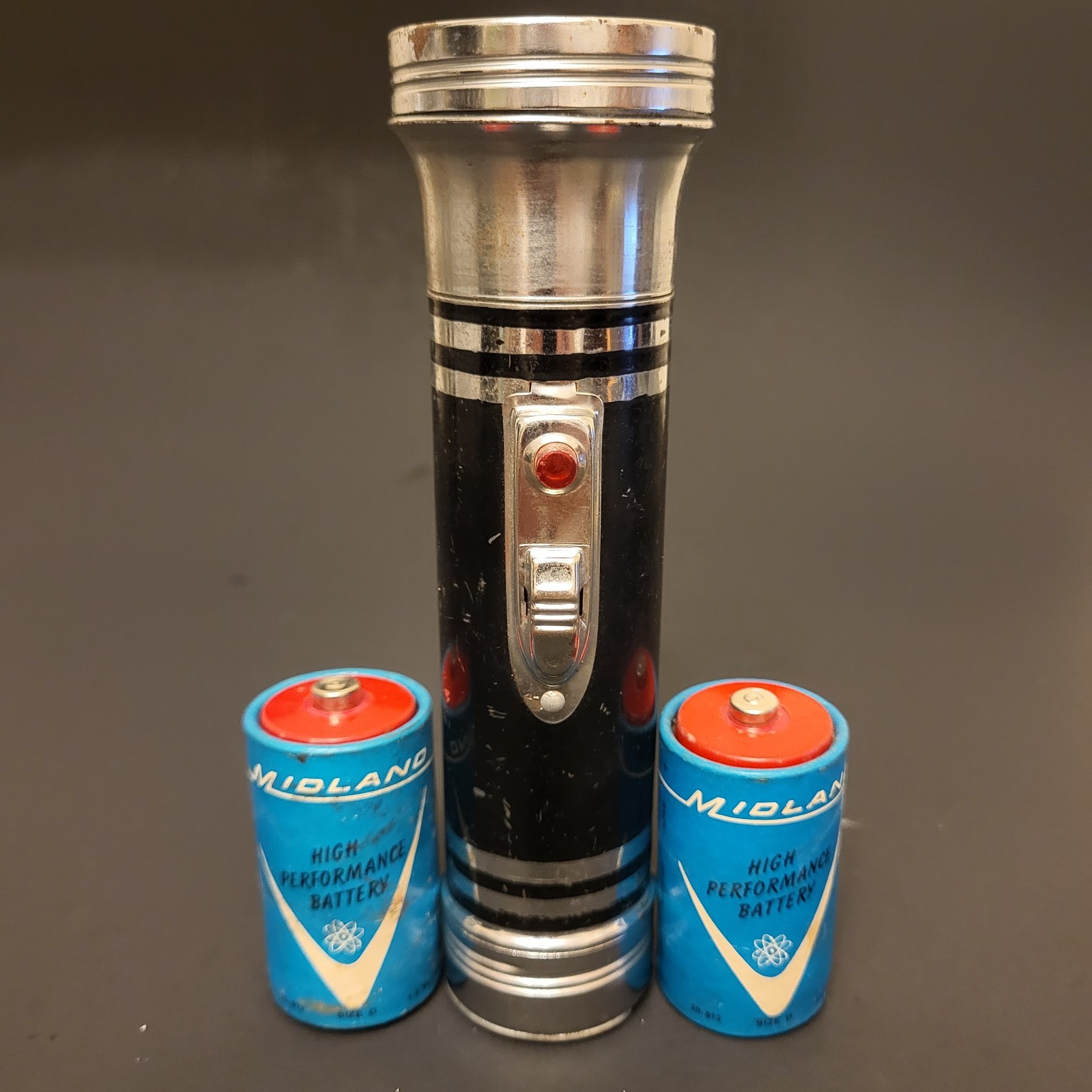 Vintage Midland flashlight with original batteries made in Hong Kong 3v 2 D cell