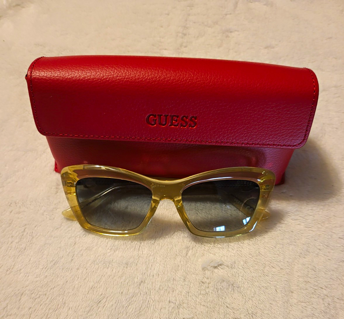 GUESS Women’s Oversized Square Sunglasses Yellow Plastic Frame Gray Tinted GUESS Women’s Oversized Square Sunglasses Yellow Plastic Frame Gray Tinted