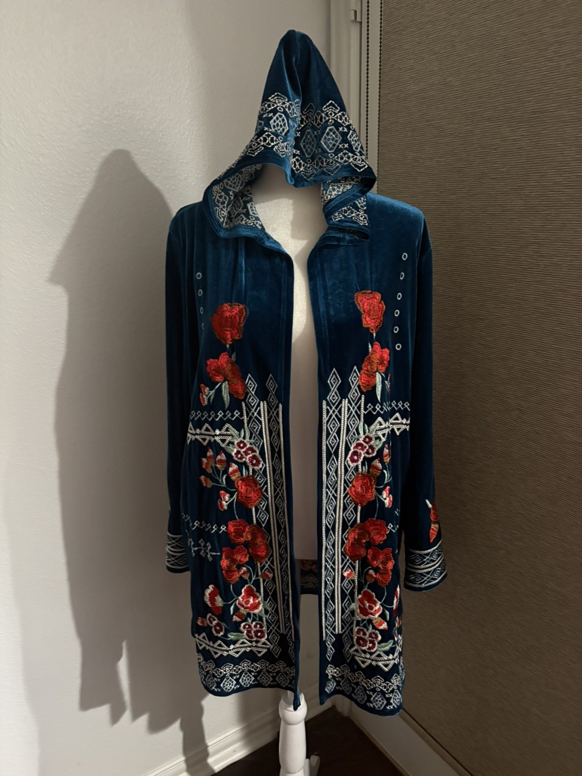 L&B Lucky & Blessed blue embroidered velvet cardigan women’s size medium