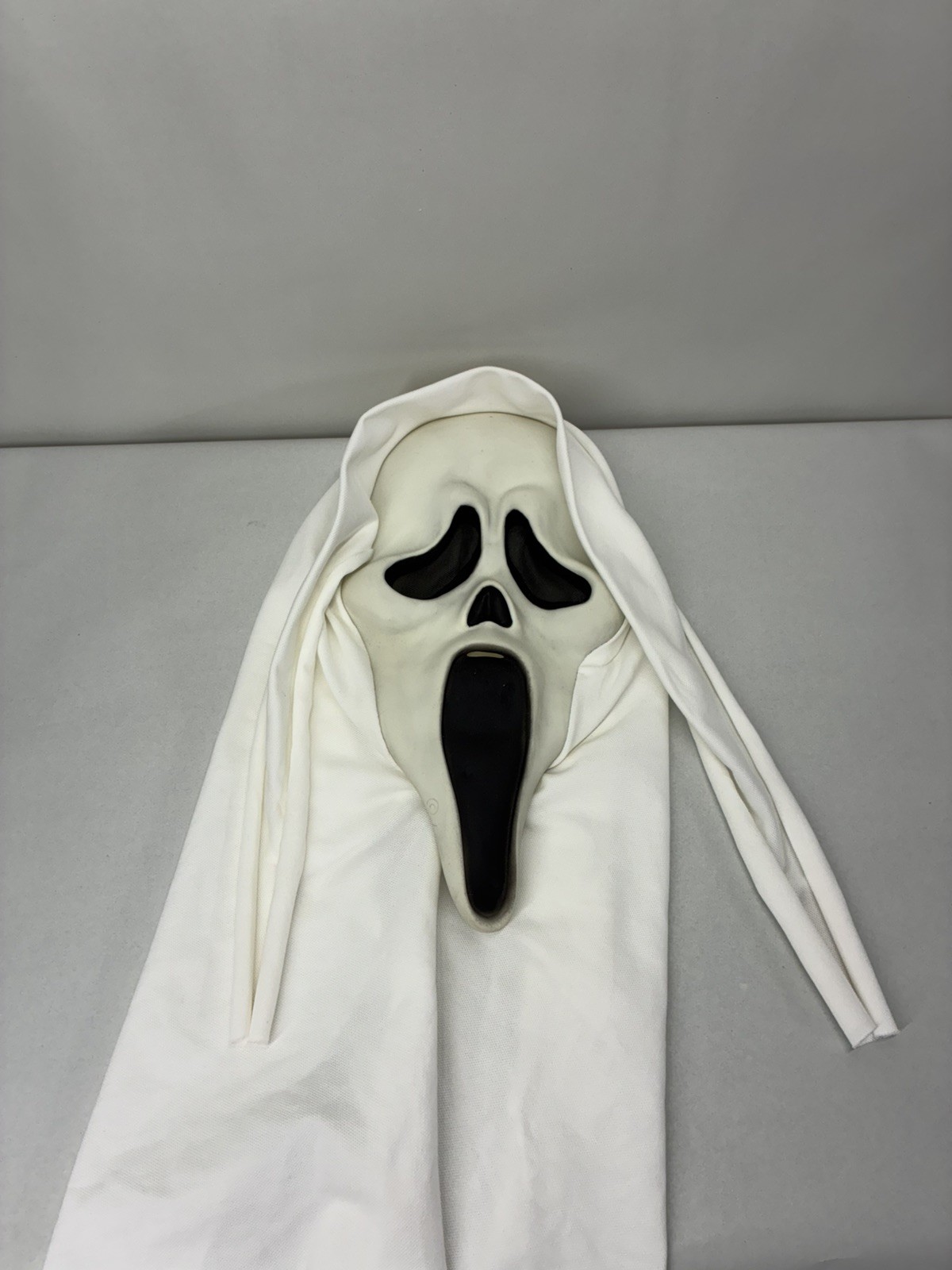 1990s WHITE GLOW Scream Ghost Face Mask Fun World Div Gen 1? Cotton Shroud Multi