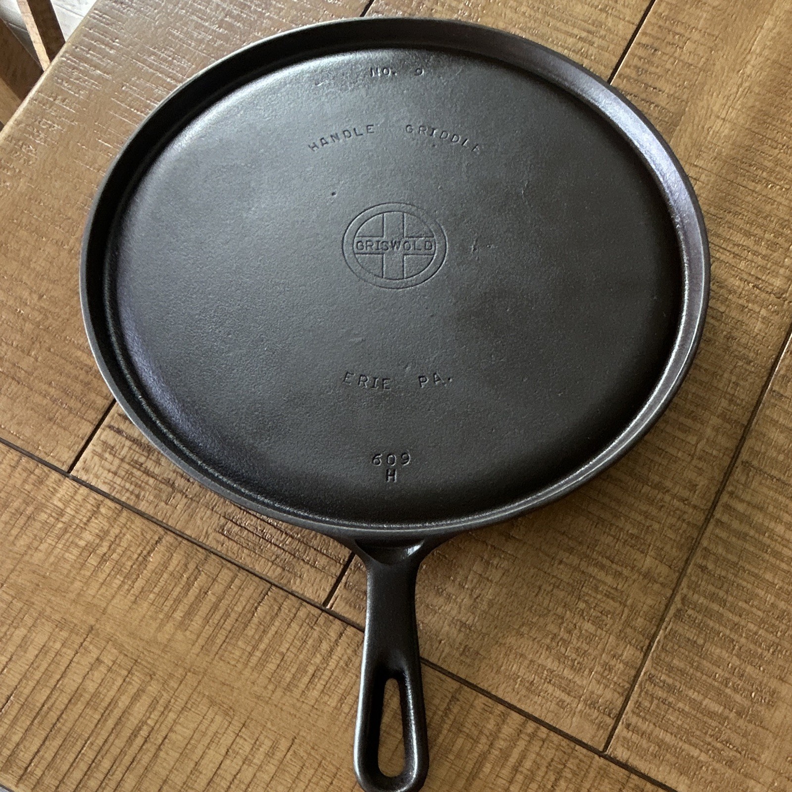 Griswold Cast Iron No. 9 Round Flat-Bottom Skillet/Griddle 609H ERIE PA Griswold Cast Iron No. 9 Round Flat-Bottom Skillet/Griddle 609H ERIE PA
