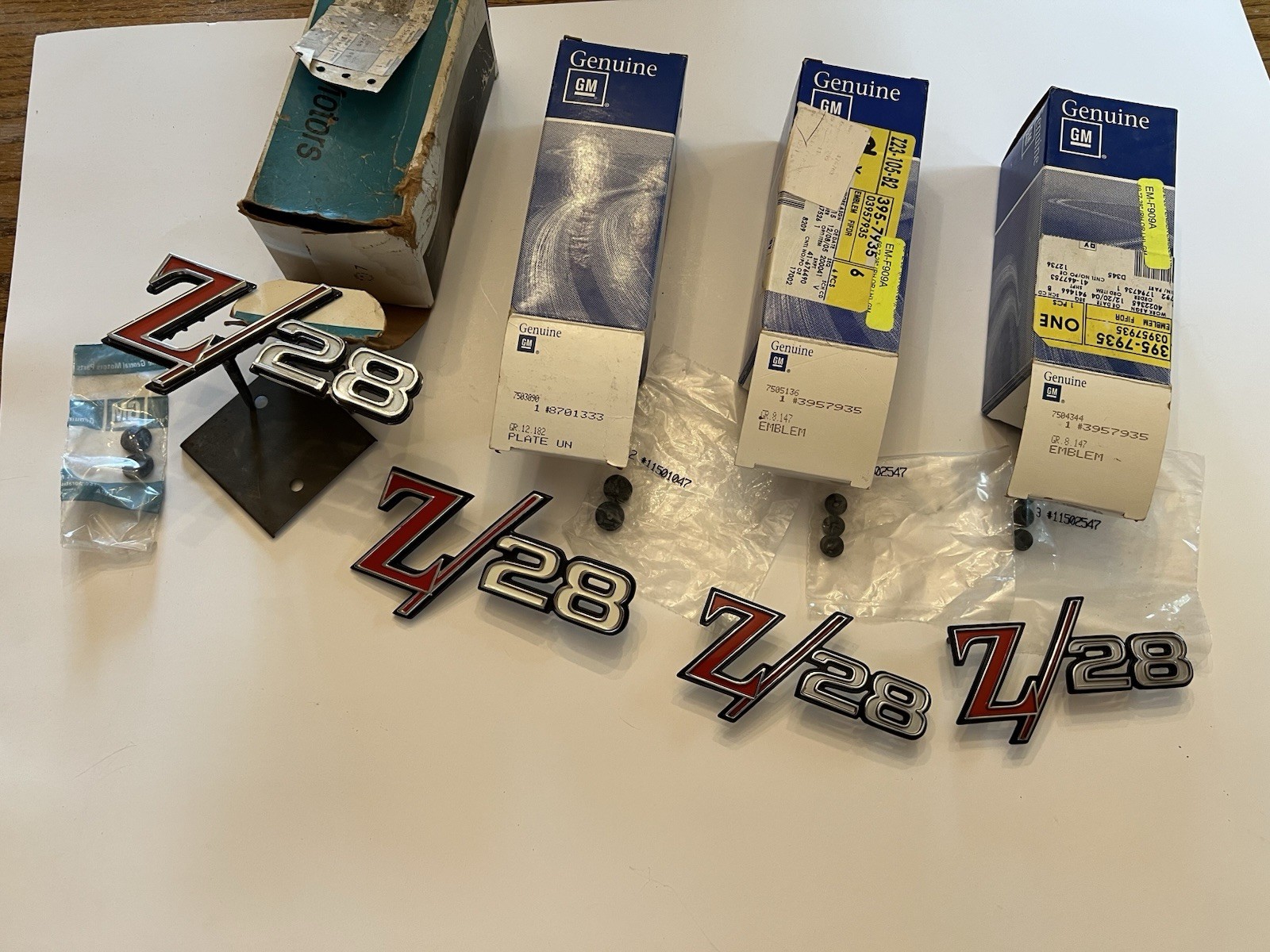 Nos gm 1969 Camaro Z/28 Emblem Set 1-Grill and 1-Rear Panel And 2 Fender Emblems