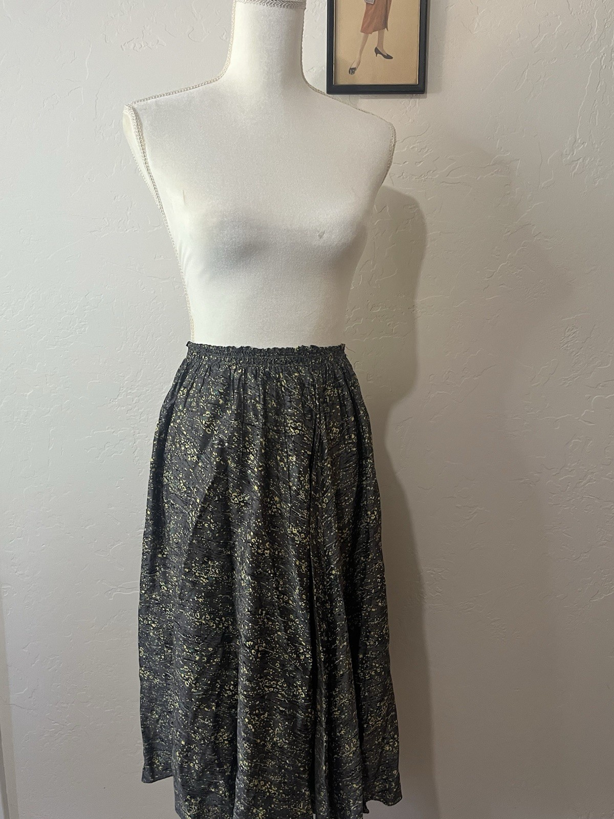 Very Pretty Vintage 1940\'s-50\'s Gray Silk Skirt