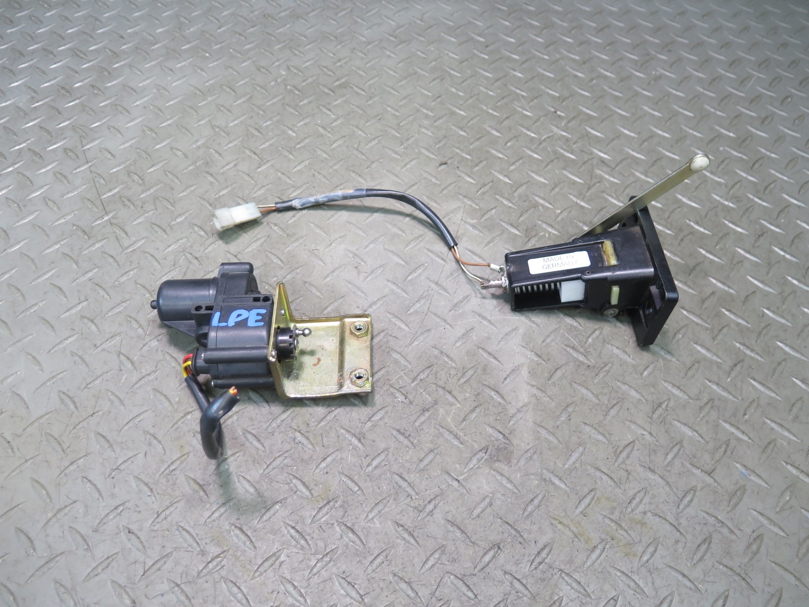1984-1986 PORSCHE 928 REAR TRUNK HATCH LOCK LATCH RECEIVER W ACTUATOR MOTOR