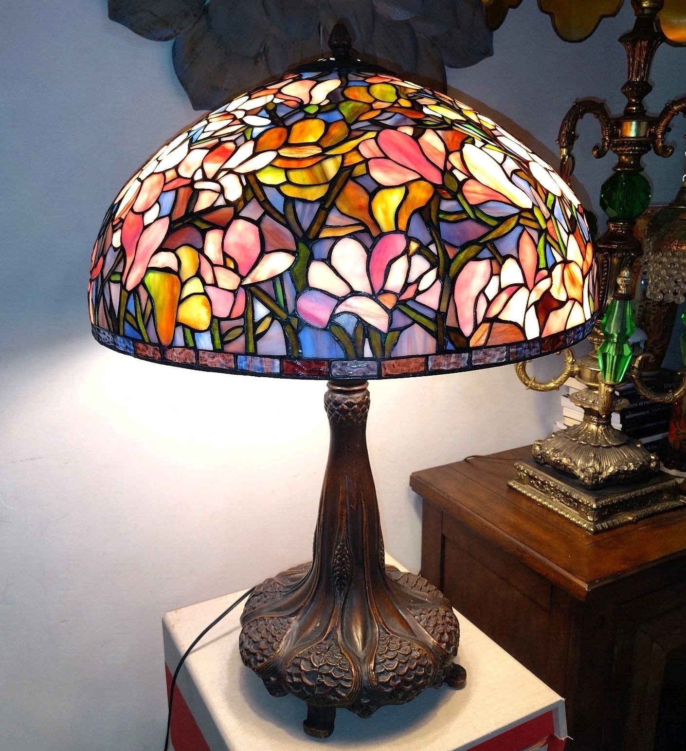 RARE Vintage MEYDA MAGNOLIA TIFFANY TABLE LAMP Large 3-Light Leaded Glass 32\