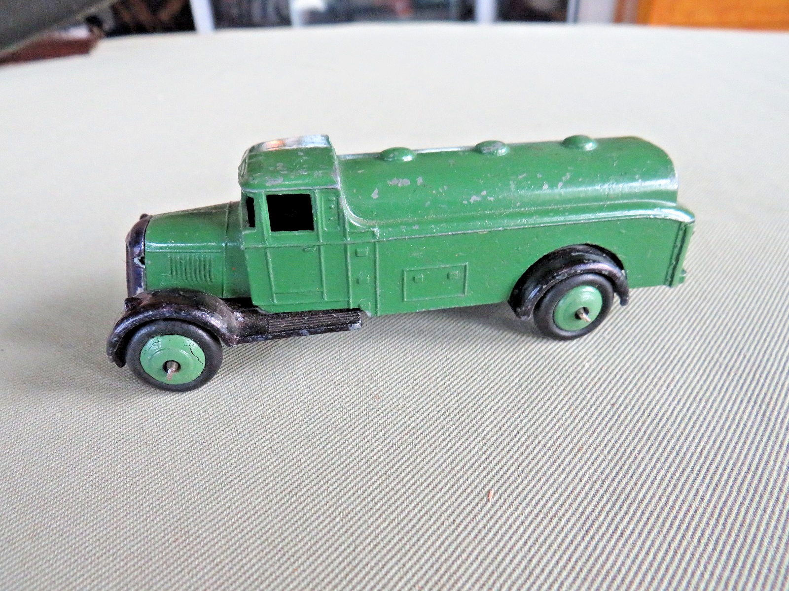 VINTAGE 1930s 50s DINKY TOYS MECCANO ENGLAND GREEN FUEL GAS OIL TANKER TOY TRUCK