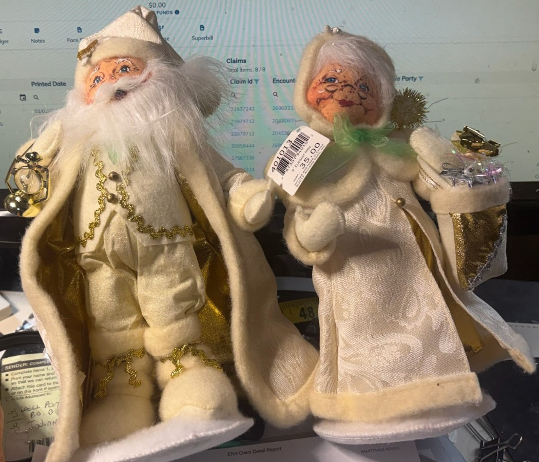Rare Annalee Elegant Mr and Mrs. Santa With Lantern and Gift Bag 9\