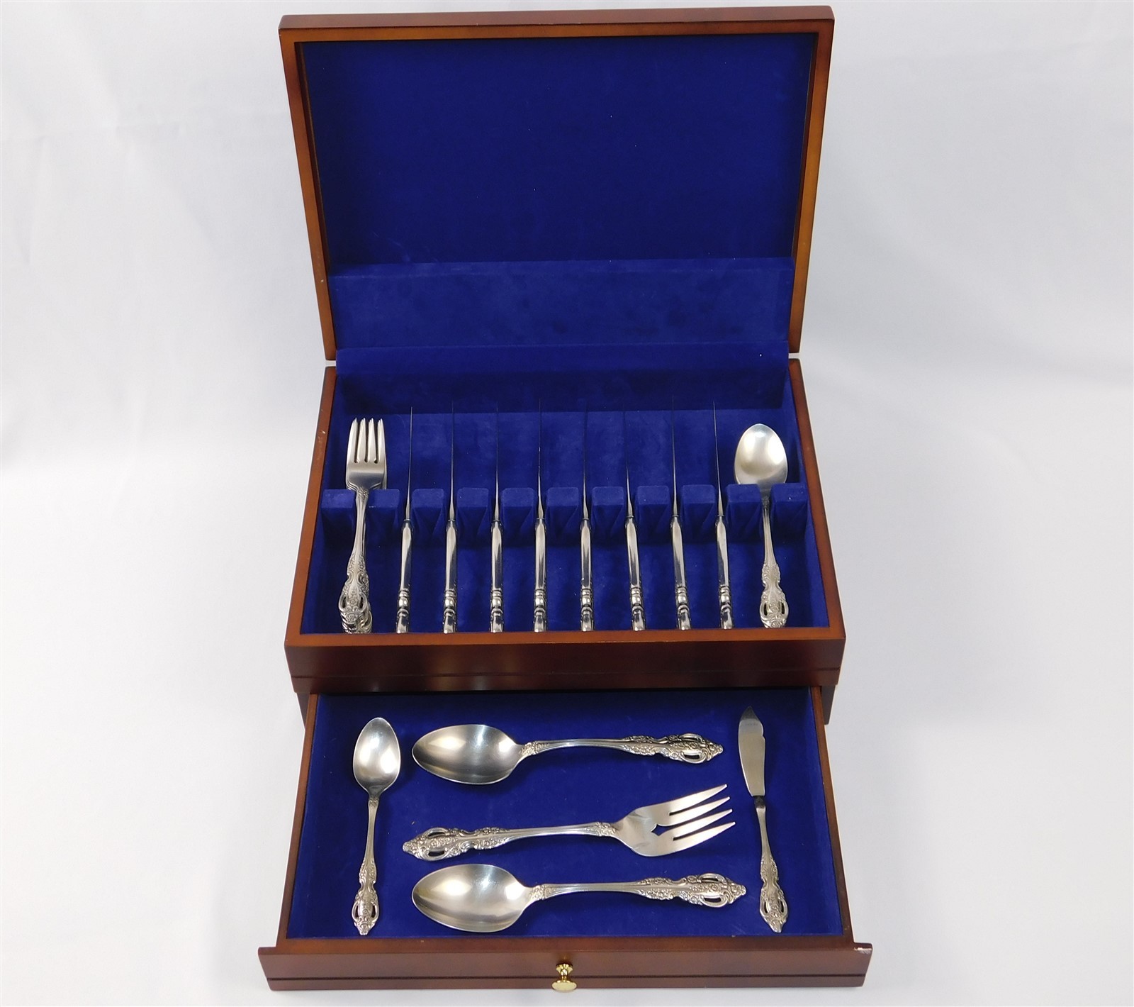 29 Pcs Vintage Oneida Renoir Pembrooke Stainless Flatware Set 29 Pcs Vintage Oneida Renoir Pembrooke Stainless Flatware Set