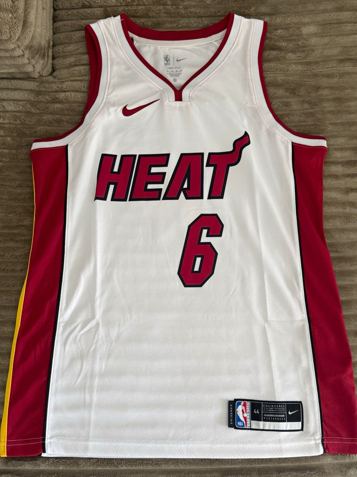 Nike Miami Heat LeBron James #6 NBA Jersey Size 44 White/Red Nike Miami Heat LeBron James #6 NBA Jersey Size 44 White/Red