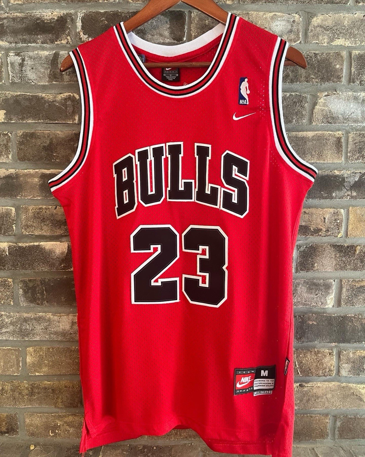 AUTHENTIC NIKE CHICAGO BULLS JERSEY M. JORDAN #23 RED SIZE MEDIUM FOR MEN