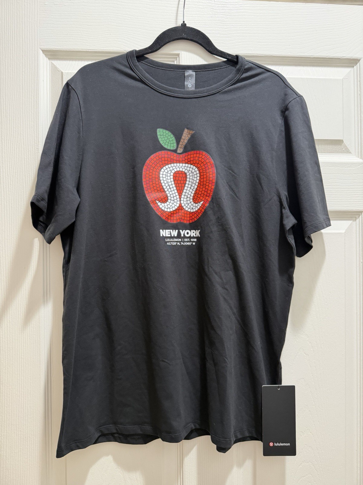Lululemon - Black- NYC Apple Design - L Lululemon - Black- NYC Apple Design - L