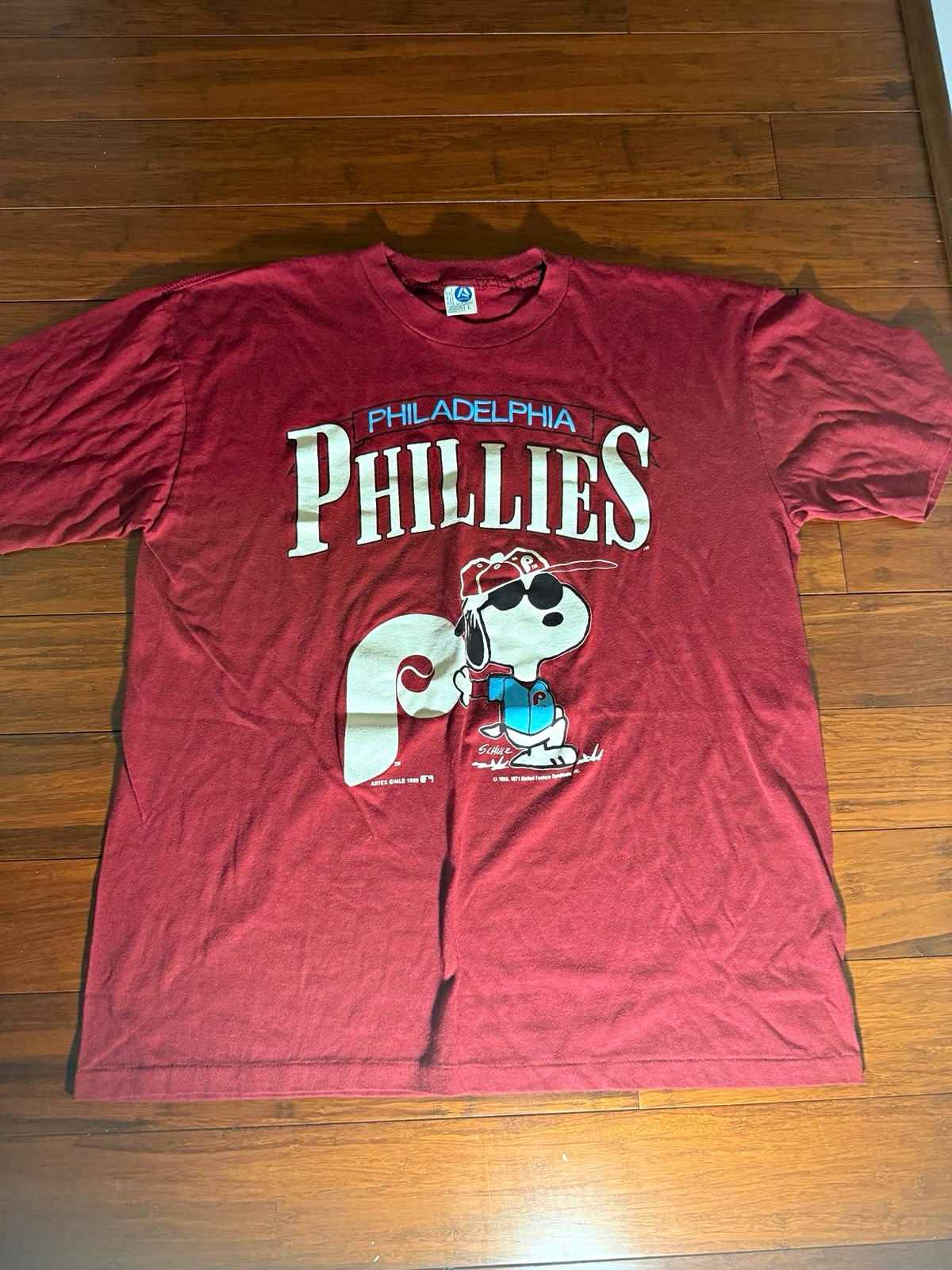 VINTAGE Philadelphia Phillies Snoopy (Joe Cool) Shirt - RARE - L