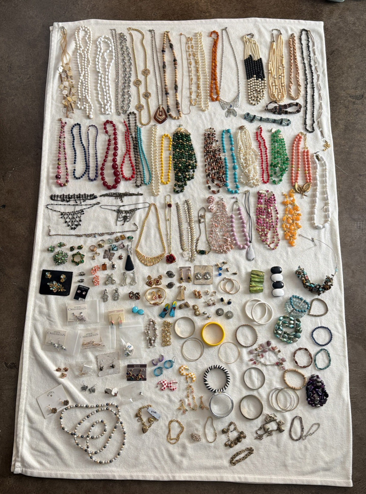 Lot of Vintage To Present Costume Jewelry Over 100 Pieces Beautiful Cocktail Lot of Vintage To Present Costume Jewelry Over 100 Pieces Beautiful Cocktail