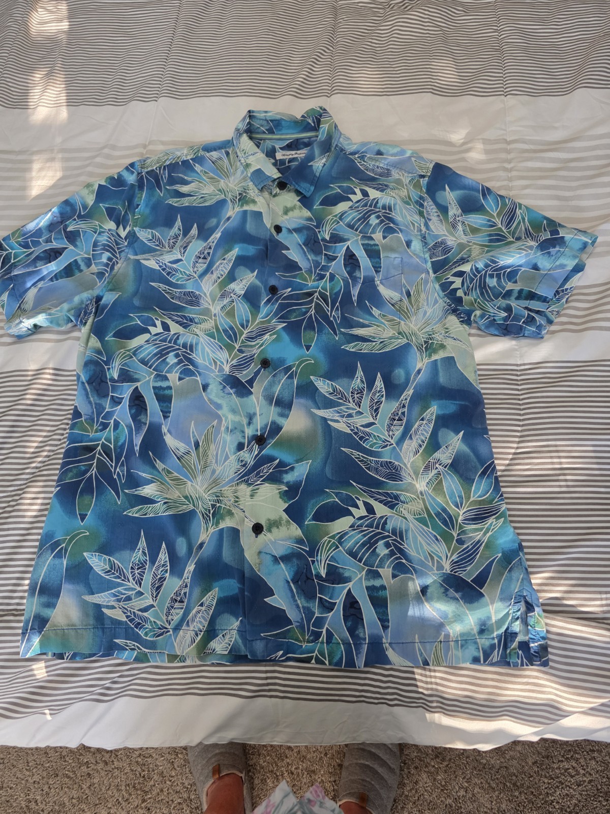 Tommy Bahama Men\'s Silk Short Sleeve XL - Multi Shades Of Blue HTF 100% Silk Tommy Bahama Men\'s Silk Short Sleeve XL - Multi Shades Of Blue HTF 100% Silk