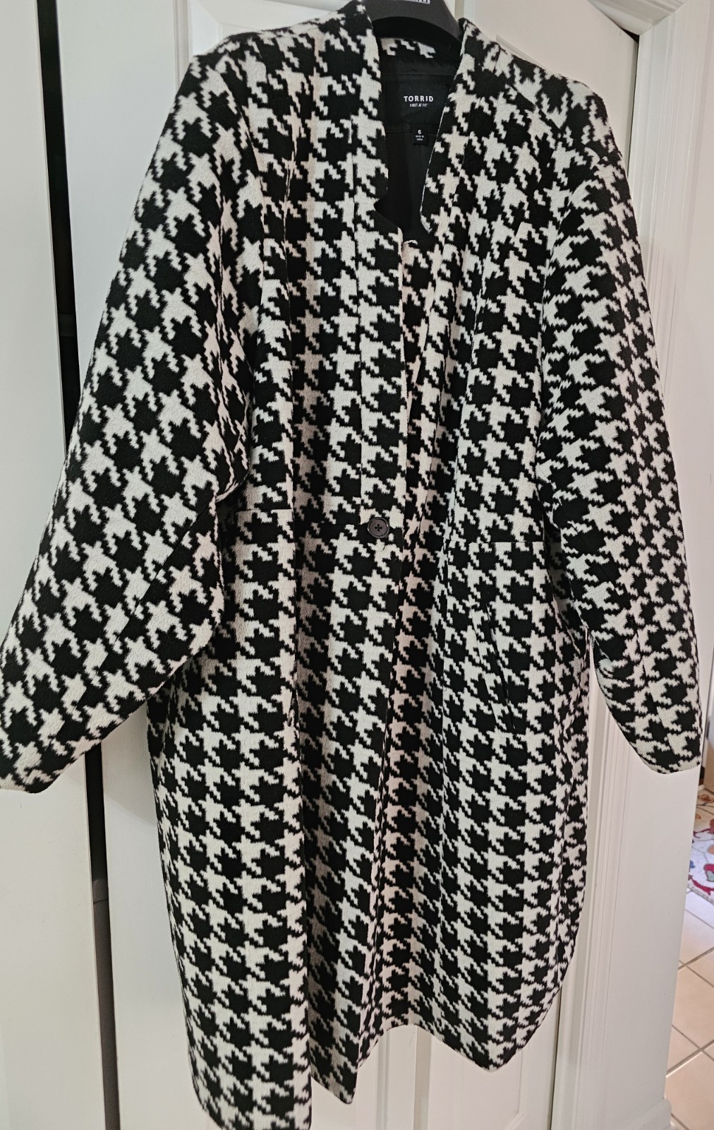 New Torrid Black And White Herribone Heavy Lined Coat SIlZ 6 6x Fits 30 NWT $150