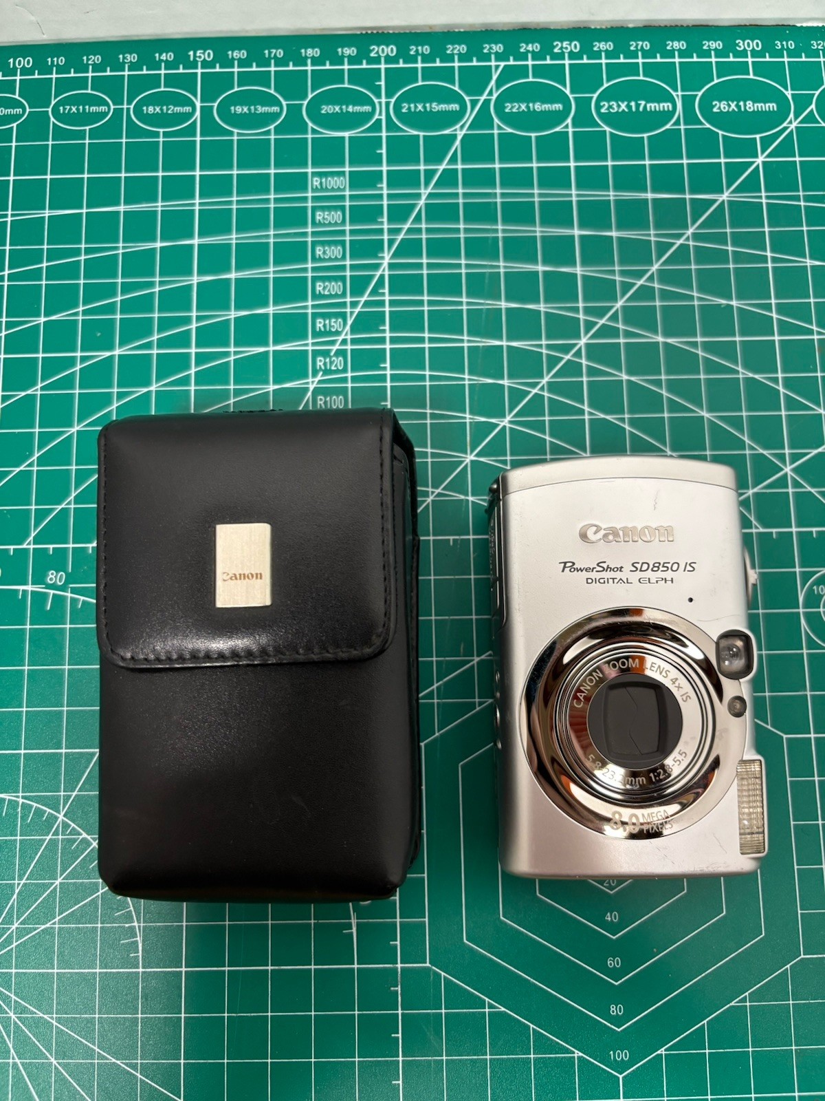 Canon PowerShot SD850 IS Digital ELPH 8MP 4x Optical Zoom Camera + Canon Case