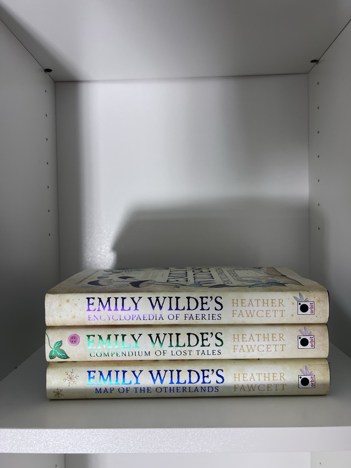 FairyLoot Signed Exclusive: Emily Wilde Trilogy – Heather Fawcett FairyLoot Signed Exclusive: Emily Wilde Trilogy – Heather Fawcett