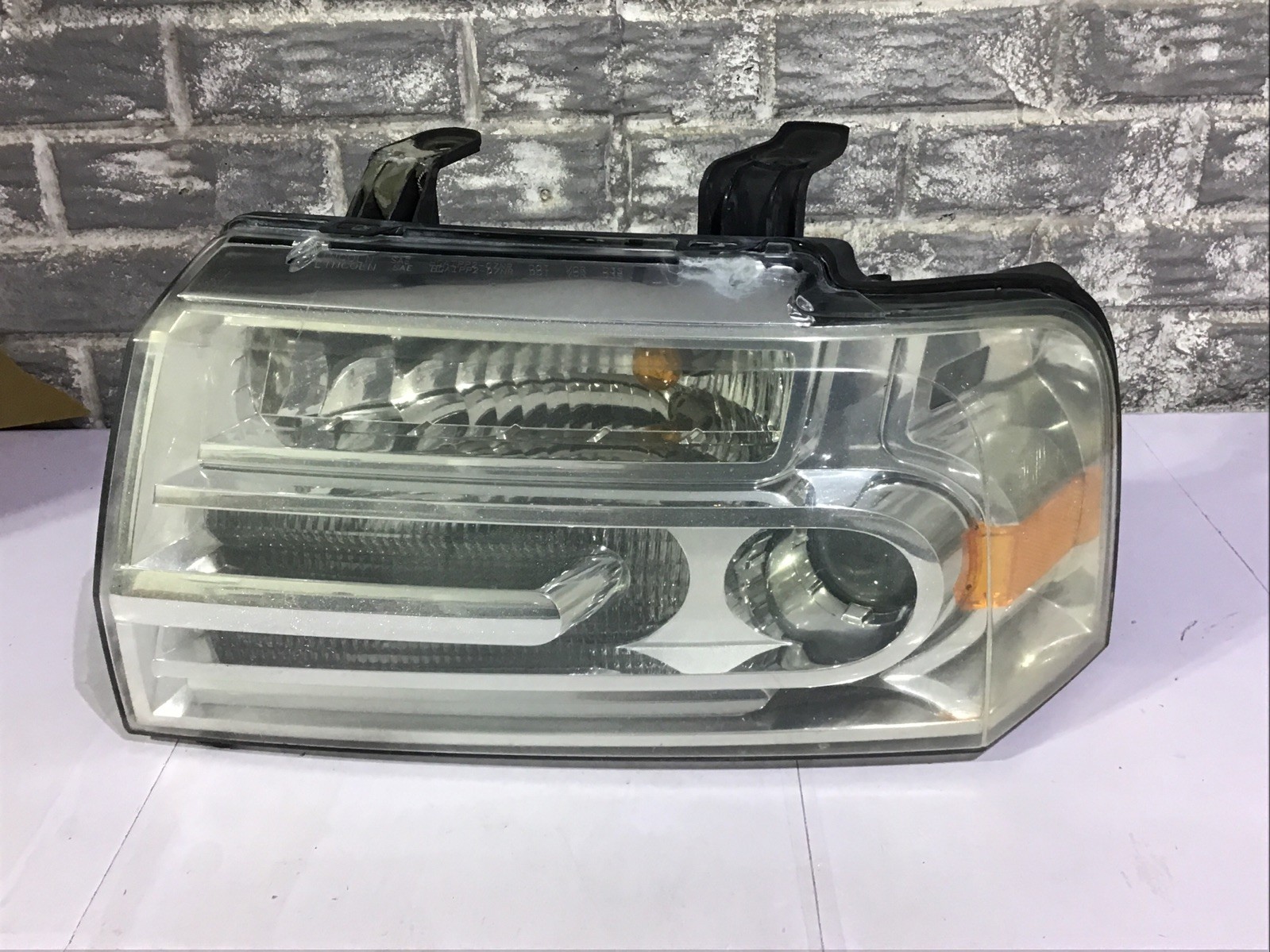 2007-2014 LINCOLN NAVIGATOR Headlight XENON HID Left (dr. Side) OEM, FAIR 2007-2014 LINCOLN NAVIGATOR Headlight XENON HID Left (dr. Side) OEM, FAIR
