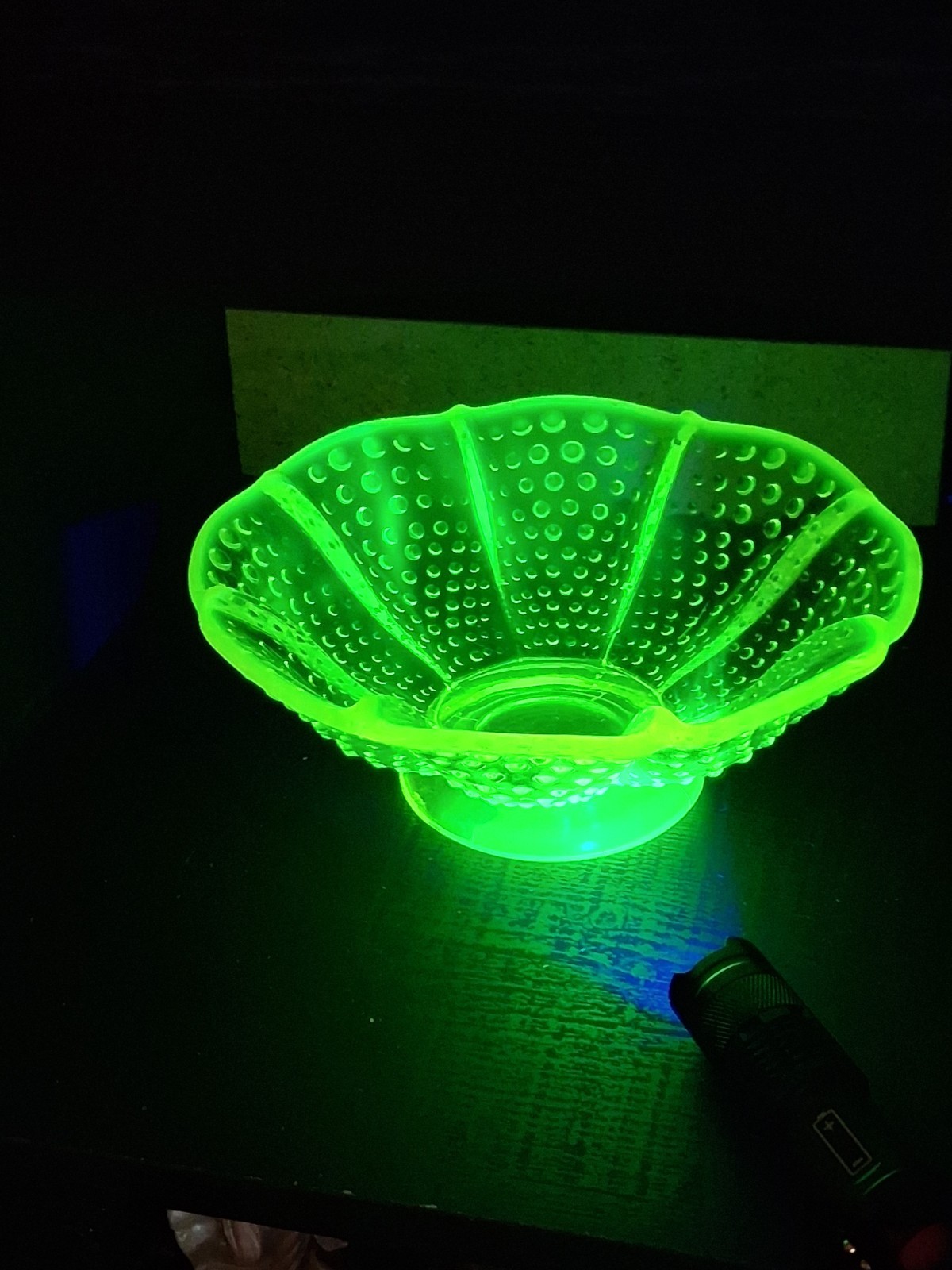 Vintage Fenton Glass Vaseline Uranium Opalescent Hobnail Green White Fruit Bowl Vintage Fenton Glass Vaseline Uranium Opalescent Hobnail Green White Fruit Bowl