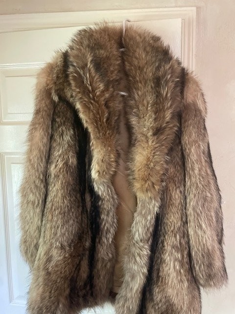 Genuine Raccoon Fur Coat (Tanuki/Raccoon Dog) – Size 38 - Excellent Condition Genuine Raccoon Fur Coat (Tanuki/Raccoon Dog) – Size 38 - Excellent Condition