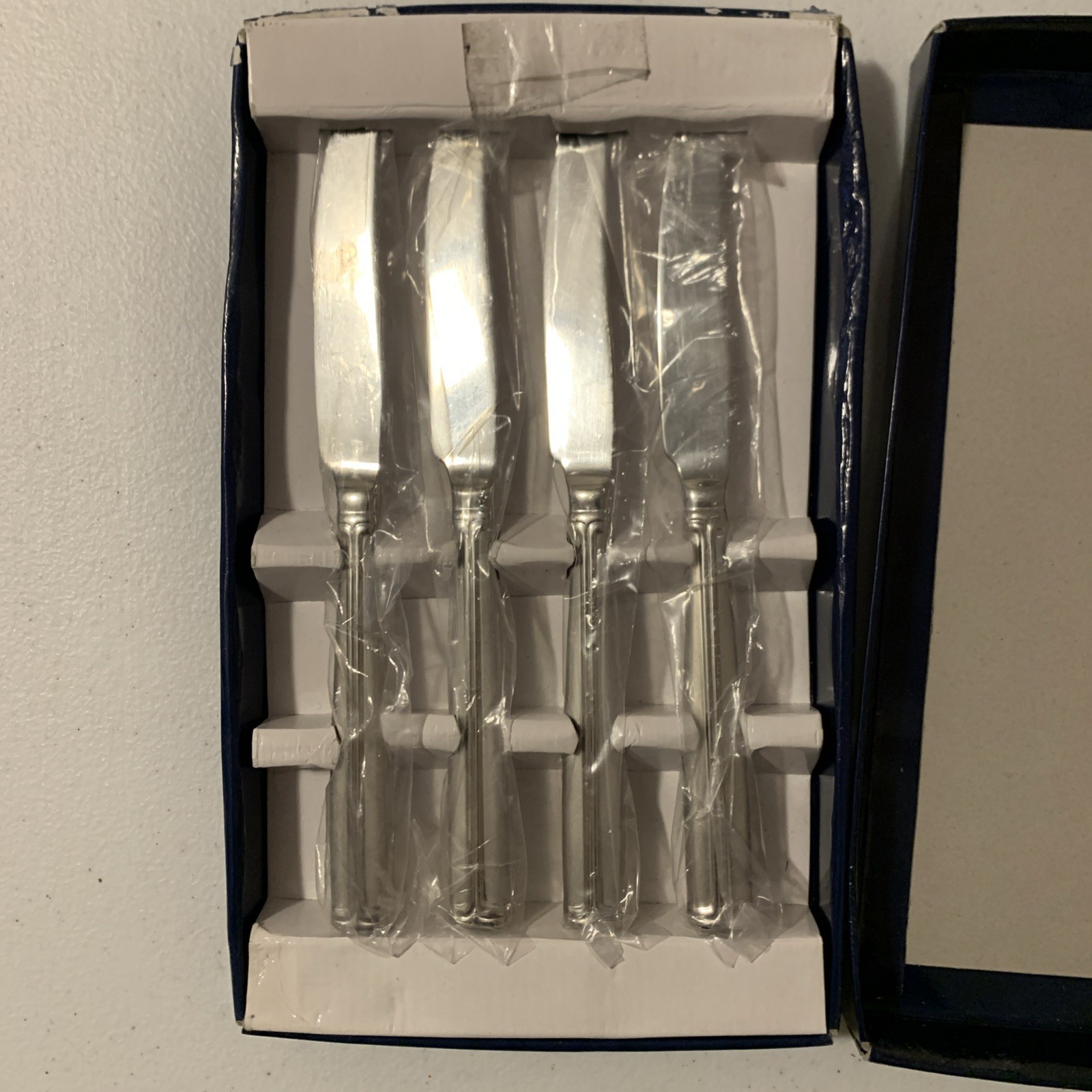 New Set Of 4 Mikasa MERIDIAN SATIN Steak Knives Stainless 18/10 Korea New Set Of 4 Mikasa MERIDIAN SATIN Steak Knives Stainless 18/10 Korea