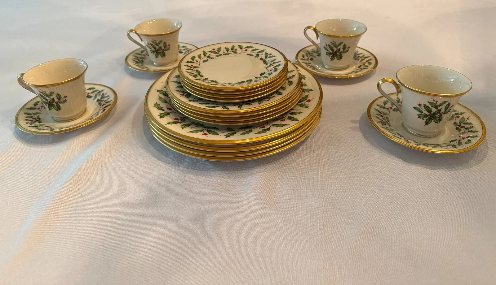 4 Lenox Holiday place settings, holly with 24k gold trim, 20 pieces in all