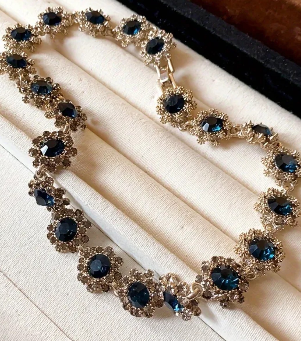 A Luxurious Vintage Court-style Multi-layered Floral Pattern Necklace A Luxurious Vintage Court-style Multi-layered Floral Pattern Necklace