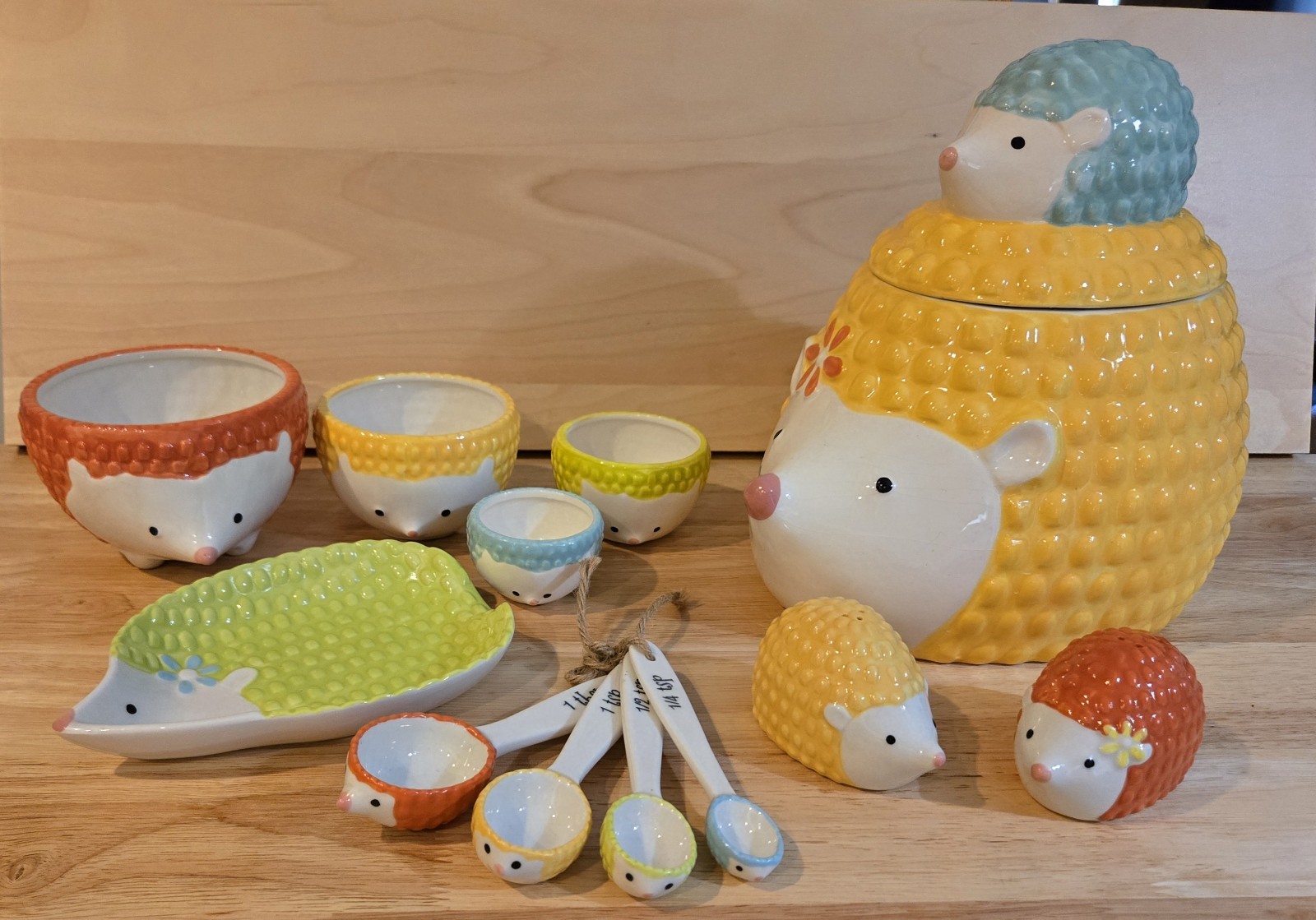 Pier 1 Sadie Hedgehog Lot Cookie Jar, Measuring Cups/Spoons + READ, some crazing