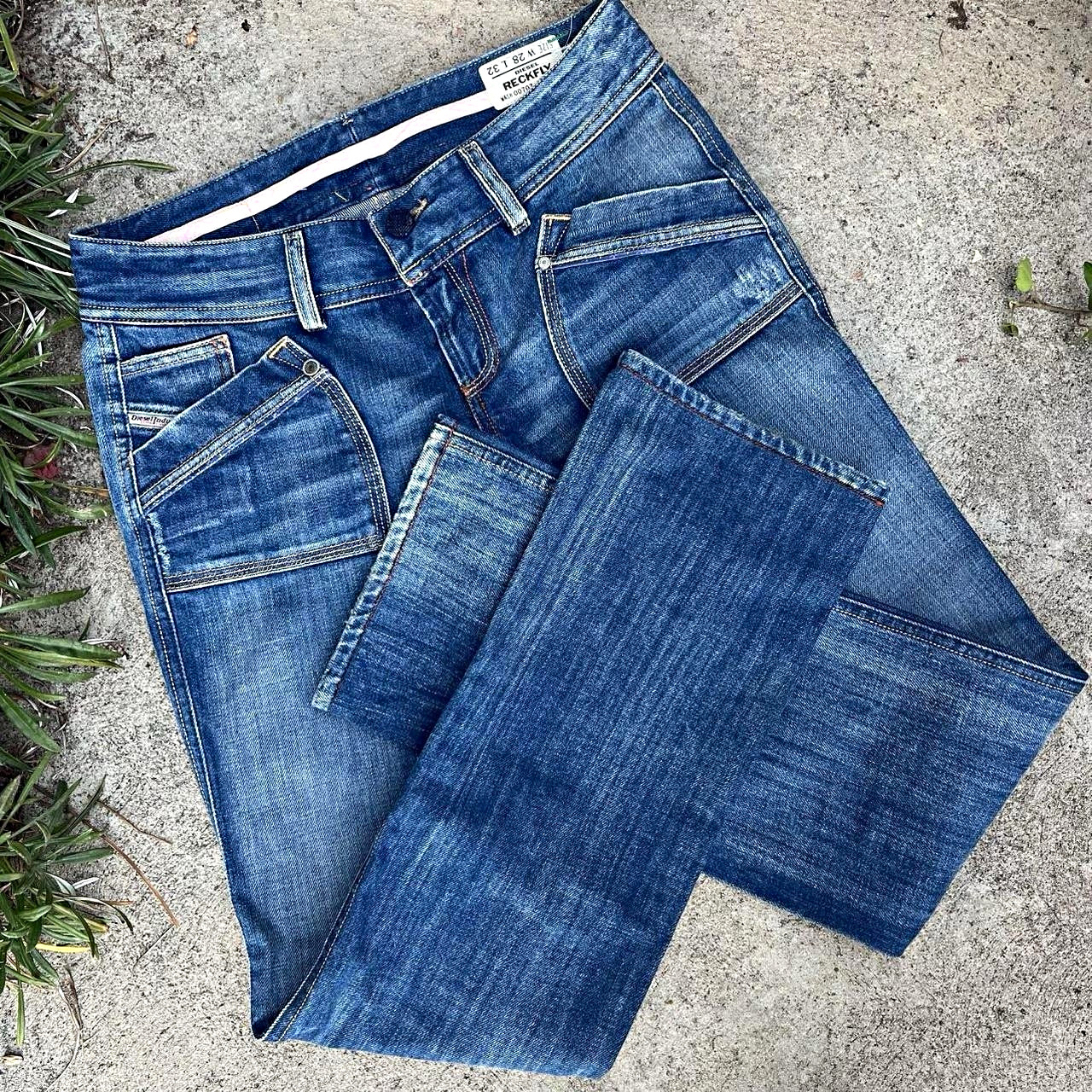Diesel Women’s Straight Leg Jeans Blue Medium Wash Denim Button Fly 5-Pocket Diesel Women’s Straight Leg Jeans Blue Medium Wash Denim Button Fly 5-Pocket