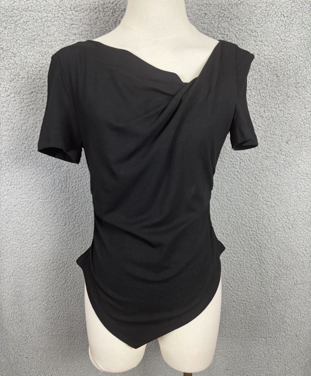 Zesica  Women\'s Short Sleeve Asymmetrical Hem Drape Top Black Size Small NWT\'s.